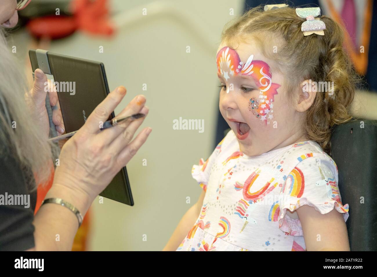 Les enfants jouer dehors Banque D'Images