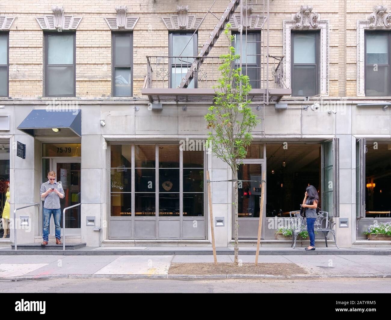 Manhattan a été décrit comme la capitale culturelle, financière, des médias, et du divertissement du monde, et pourtant une ville à la mode et classique. La grande pomme vivante Banque D'Images