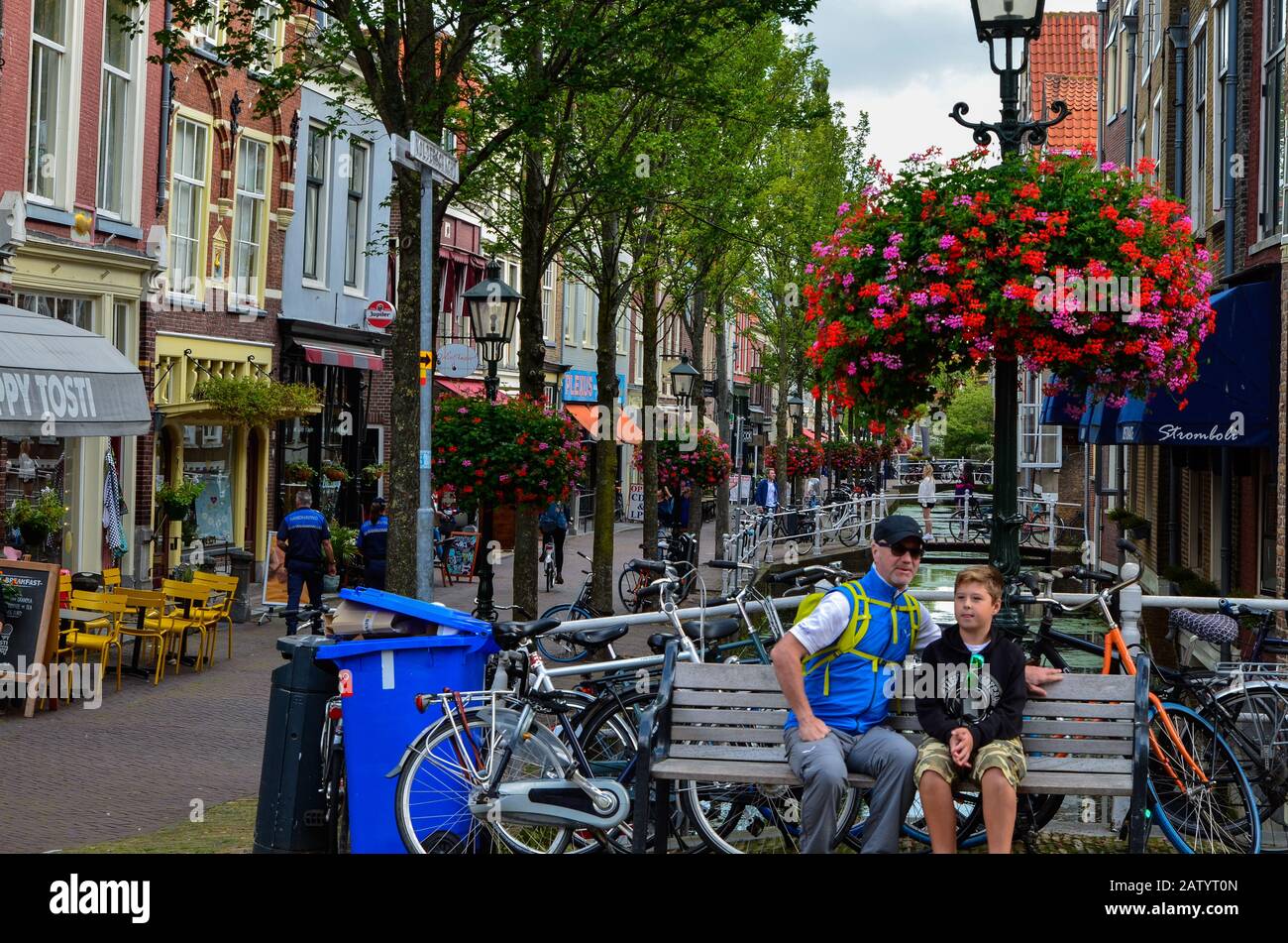 Delft, pays-bas, août 2019. Les canaux jolis et romantiques. Les plantes aquatiques créent un tapis vert, les ponts encadreront les boîtes de fleurs en W. Banque D'Images