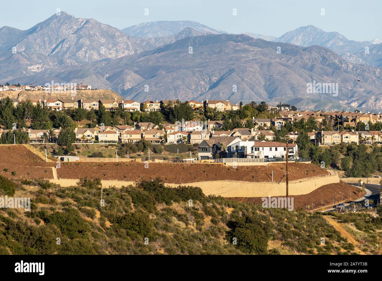 Maisons en haut d'une colline surplombant la vallée de San Fernando dans le quartier de porter Ranch à Los Angeles, en Californie. Les Montagnes San Gabriel Et Angeles Banque D'Images