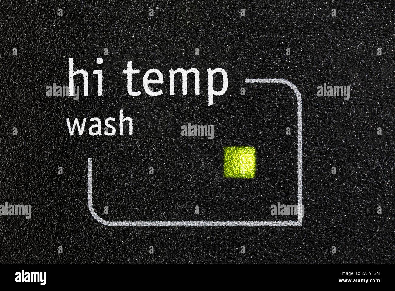 Macro gros plan photo du voyant de lavage haute température sur la machine à lave-vaisselle. Banque D'Images