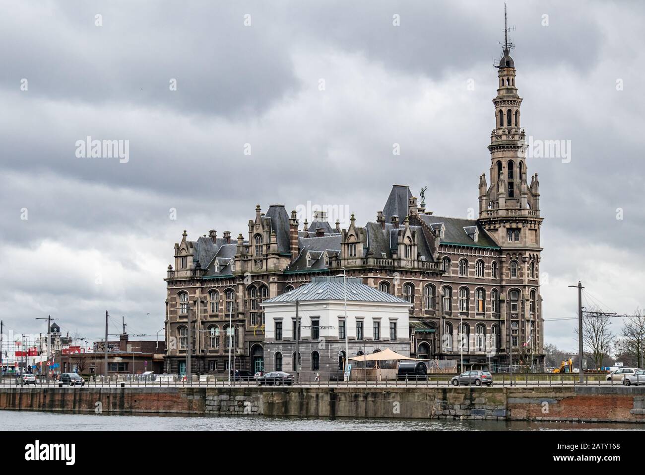 Le bâtiment de pilotage d'Anvers, le néerlandais Loodswezengbouw ou Loodsgebouw, entre le quai Bonapartedok et la rivière Scheldt à Anvers, Flandre, Belgique Banque D'Images