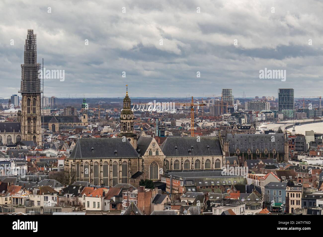 Paysage urbain d'Anvers, de Flandre, de Belgique, d'Europe, avec vue sur la cathédrale Notre-Dame, l'hôtel de ville et la rivière Scheldt Banque D'Images