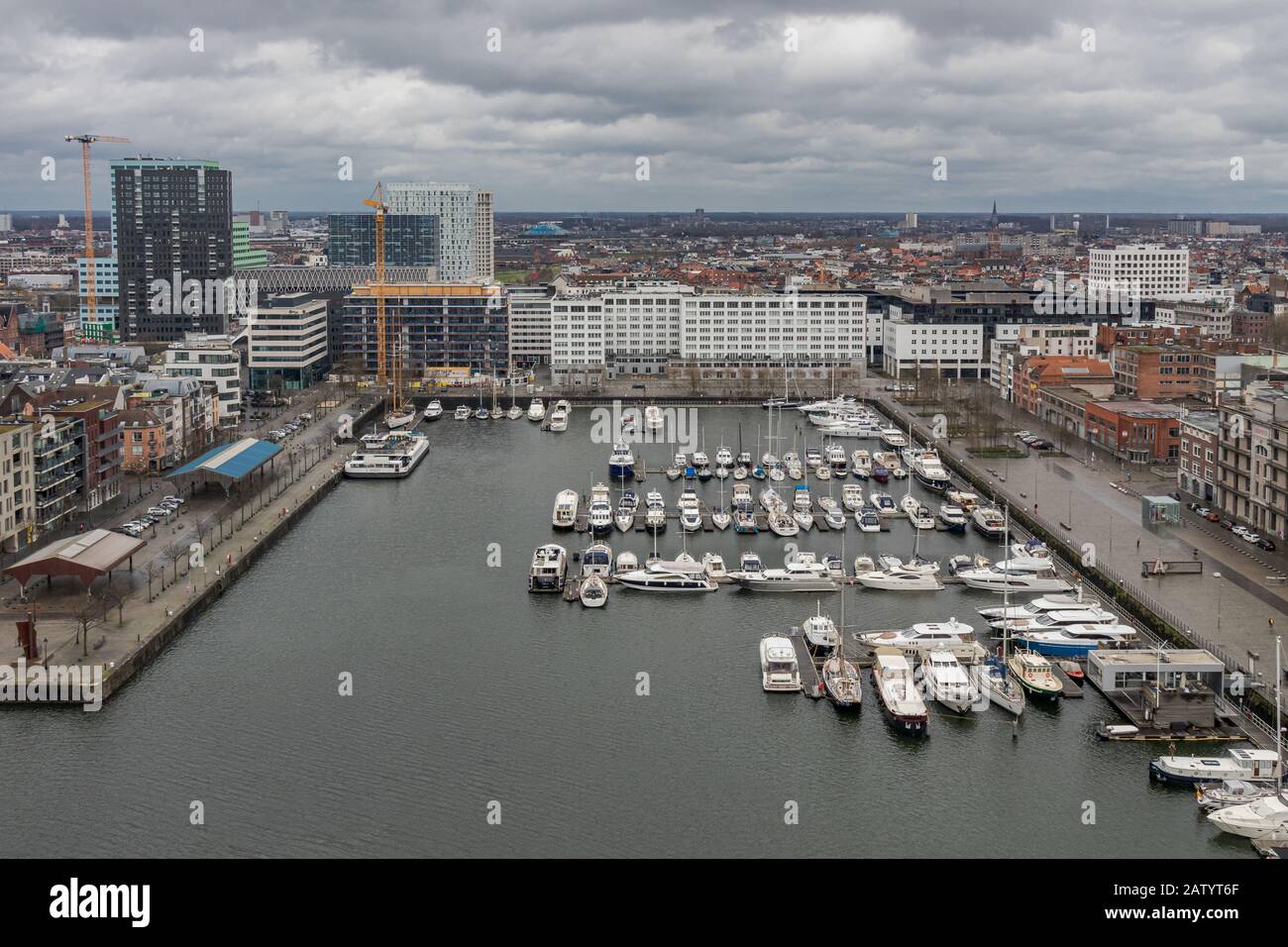Vue sur la marina de Willemdok, Jachthaven Willemdok, dans le quartier portuaire d'Eilandje à Anvers, Flandre, Belgique, Europe Banque D'Images