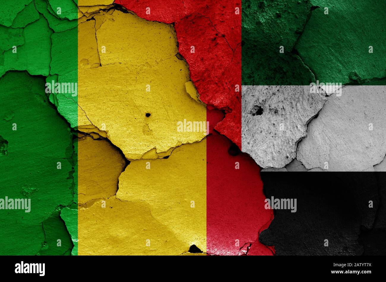 Drapeaux du Mali et des Émirats arabes Unis peints sur un mur fissuré Banque D'Images