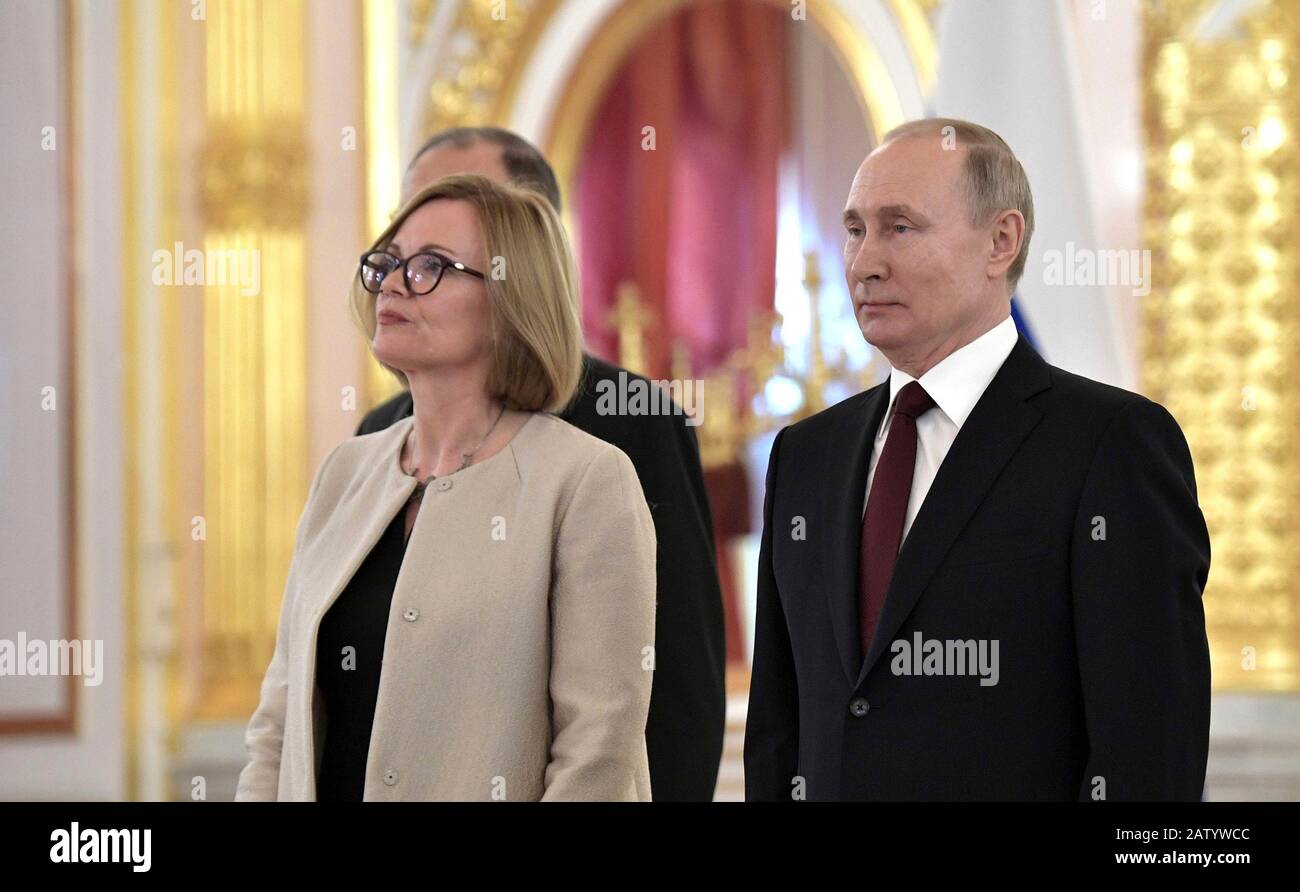 Moscou, Russie. 05 février 2020. Le président russe Vladimir Poutine, à droite, se tient avec le nouvel ambassadeur britannique en Russie Deborah Jane Bronnert, au centre, et le ministre des Affaires étrangères Sergey Lavrov lors d'une cérémonie au Grand Palais du Kremlin Alexander Hall le 5 février 2020 à Moscou, en Russie. Crédit: Alexei Nikolsky/Kremlin Pool/Alay Live News Banque D'Images