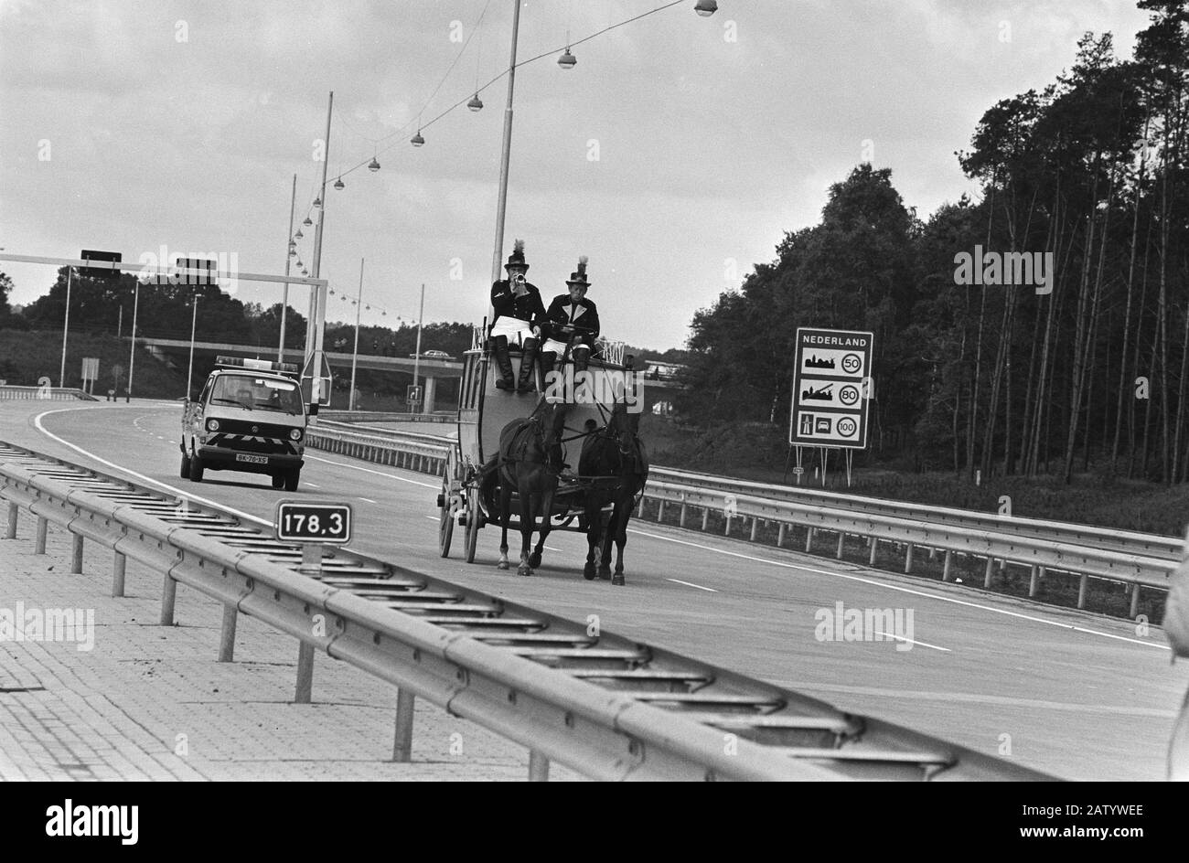 Mini. SMIT Kroes, mme B. Bruel (min Trafic en Basse-Saxe) et staatssecr. TRAFFIC FRG, M. Bayer ouverture de la section transfrontalière de la route E-8 Date : 13 juin 1985 lieu : Basse-Saxe Nom De La Personne B. Bruel, Bayer, Smit-Kroes, Neelie Banque D'Images