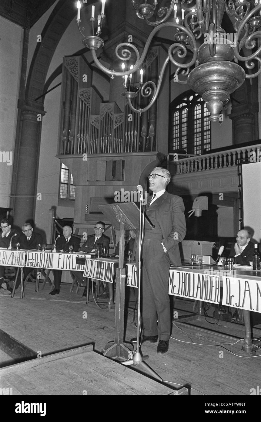 Le ministre B. Roolvink ouvre K.S.D. '86 (Journées catholiques des étudiants) dans le Westerkerk à Amsterdam, où le ministre a discuté de la question de l'avenir consacrée à l'automatisation, après quoi un enseignement a eu lieu où un forum de nombreux personnalités importantes étaient Date: 1 février 1968 lieu Amsterdam, Noord-Holland mots clés: Réunions, ministres, étudiants, discours Personne Nom: Roolvink, Bauke Banque D'Images