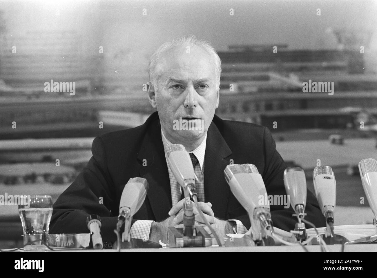 Le secrétaire Baker arrive à l'aéroport de Schiphol en Afrique du Sud; conférence de presse à la tête Date : 21 novembre 1970 lieu : Hollande-Nord, Schiphol mots clés : conférences de presse des ministres Banque D'Images