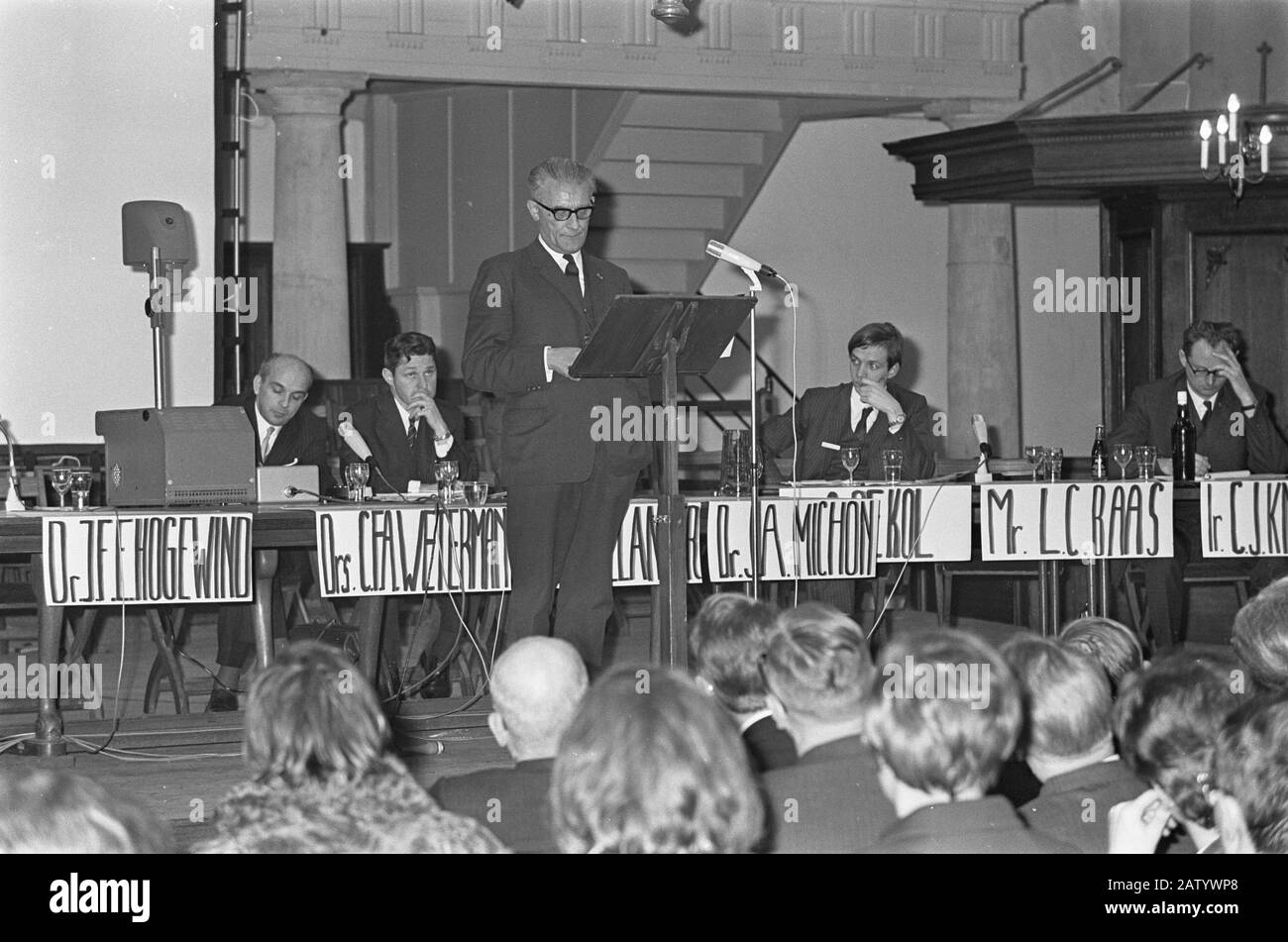 Le ministre B. Roolvink ouvre K.S.D. '86 (Journées catholiques des étudiants) dans le Westerkerk à Amsterdam, où le ministre a discuté de la question de l'avenir consacrée à l'automatisation, après quoi un enseignement a eu lieu où un forum de nombreux personnalités importantes étaient Date: 1 février 1968 lieu Amsterdam, Noord-Holland mots clés: Réunions, ministres, étudiants, discours Personne Nom: Roolvink, Bauke Banque D'Images
