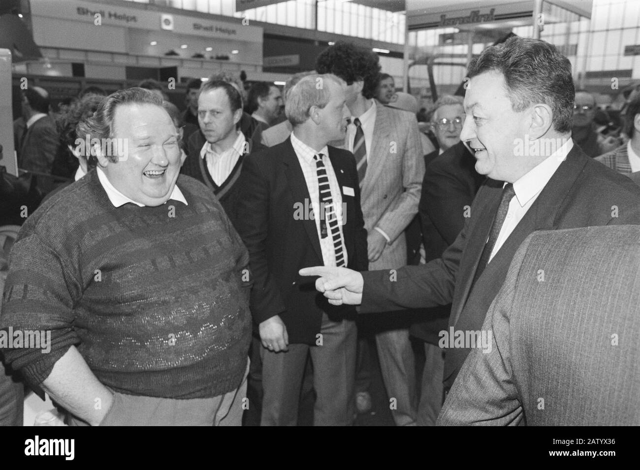 Le ministre de l'Agriculture Bricks ouvre la RAI; le ministre Bricks parle aux visiteurs de l'exposition Date : le 18 janvier 1988 mots clés : ouvertures Nom De La Personne : Bricks, Gerrit Banque D'Images