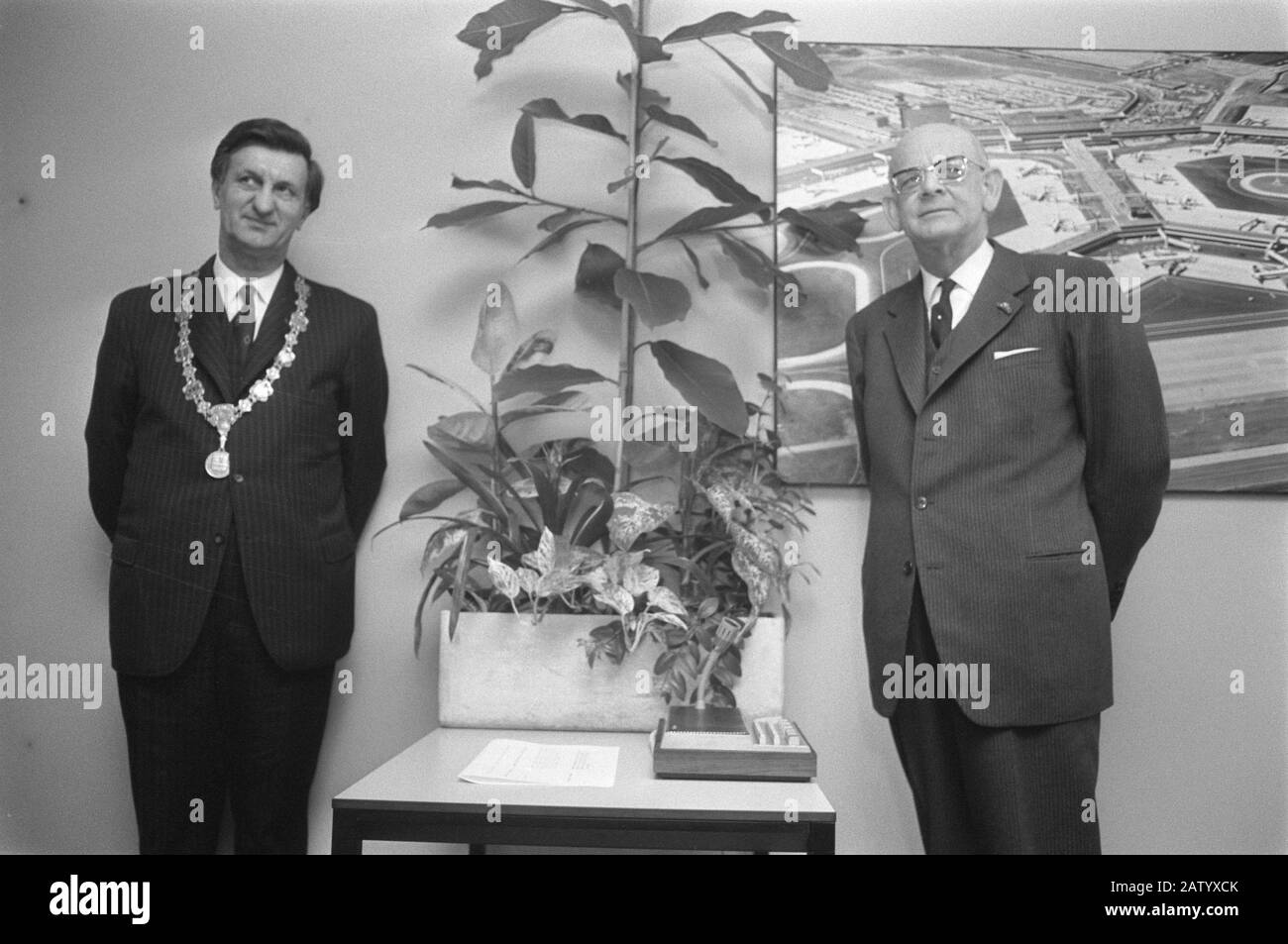 Le ministre de Gaay Fortman ouvre un nouveau quartier général de la police à Hoofddorp le ministre Gaay Fortman (à droite) avec le maire Van Stam Date : le 11 février 1974 lieu : Hoofddorp, Noord-Holland mots clés : maire, ministres, ouvertures, policier Nom : Gaay Fortman, Gaius, tribu, C. Banque D'Images