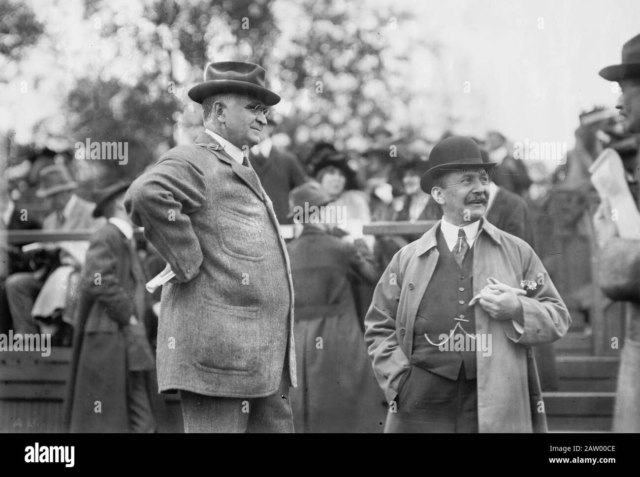 New York avocat Paul Drennan Cravath (1861-1940) (à gauche) avec financière August Belmont, Jr. (1853-1924) probablement à un spectacle de chevaux CA. 1912 Banque D'Images