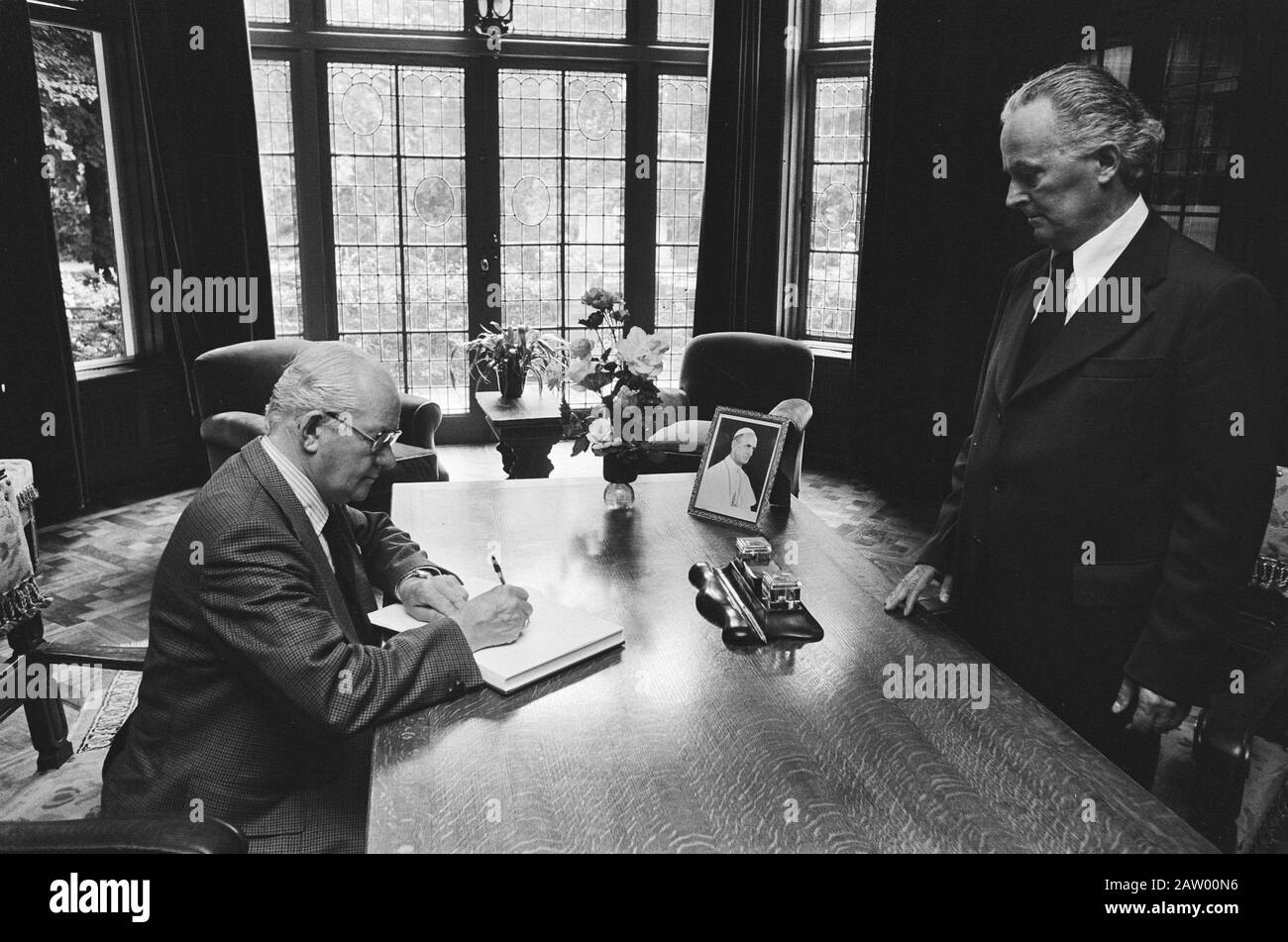 Le Ministre Tuijnman (V et W) a signé au nom du Gouvernement de condoléances décès en relation avec le Pape Paul à Nincio à la Haye Date : 8 août 1978 lieu : la Haye, Pays-Bas Sud mots clés : condoléances enregistre Le nom De La Personne : Tuijnman, Danny Banque D'Images