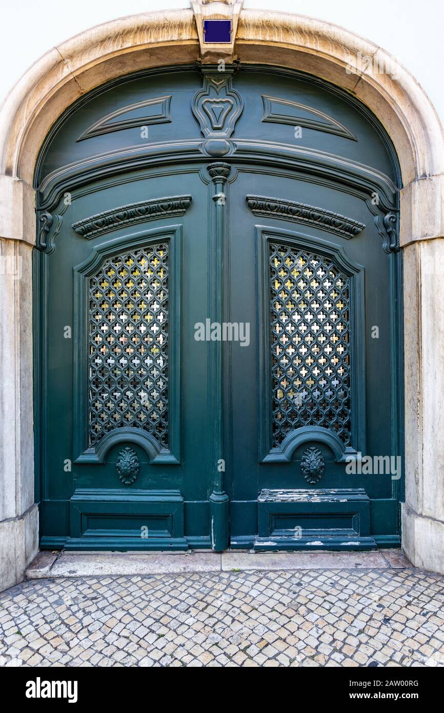 Détail d'une porte d'époque sur un vieux bâtiment dans le centre historique de Lisbonne, Portugal Banque D'Images