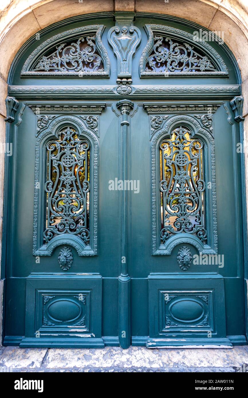 Détail d'une porte d'époque sur un vieux bâtiment dans le centre historique de Lisbonne, Portugal Banque D'Images