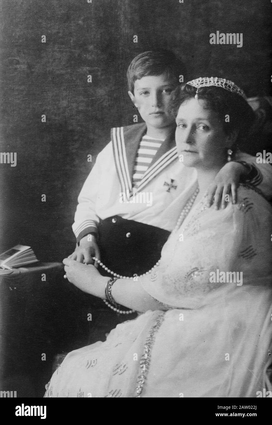 Alexandra Feodorovna Romanova (1872-1918), impératrice consort de Russie et épouse de Nicolas II, avec son fils Alexei Nikolaevitch, Tsarevitch de Russie (1904-1918) Banque D'Images