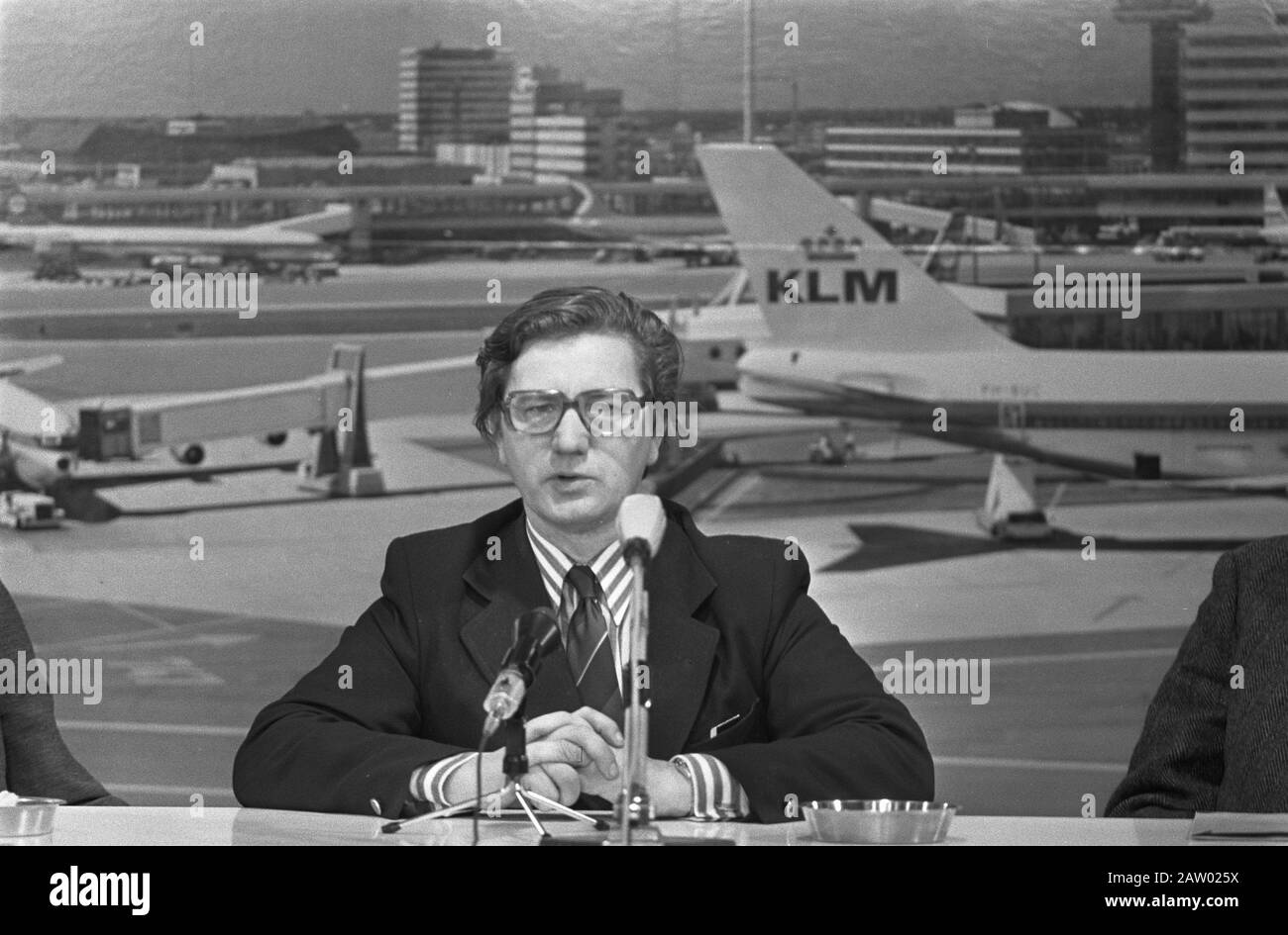 Le ministre Westerterp est revenu des États-Unis après des entretiens sur le ministre de KLM Westerterp pendant la conférence de presse Date: 15 novembre 1974 lieu: North-Holland, Schiphol mots clés: Ministres, conférences de presse, personne politique Nom: Westerterp, Tjerk Banque D'Images