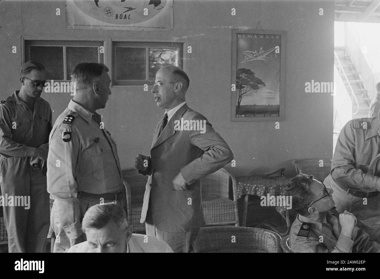 La Première Ministre Et La Ministre Beel Neher Visitent Sumatra. Le Premier ministre Beel s'est entretenu avec le général P. Scholten dans une zone d'attente de l'aéroport de ​​the de Medan lieu: Indonésie Hollandais East Indies Banque D'Images