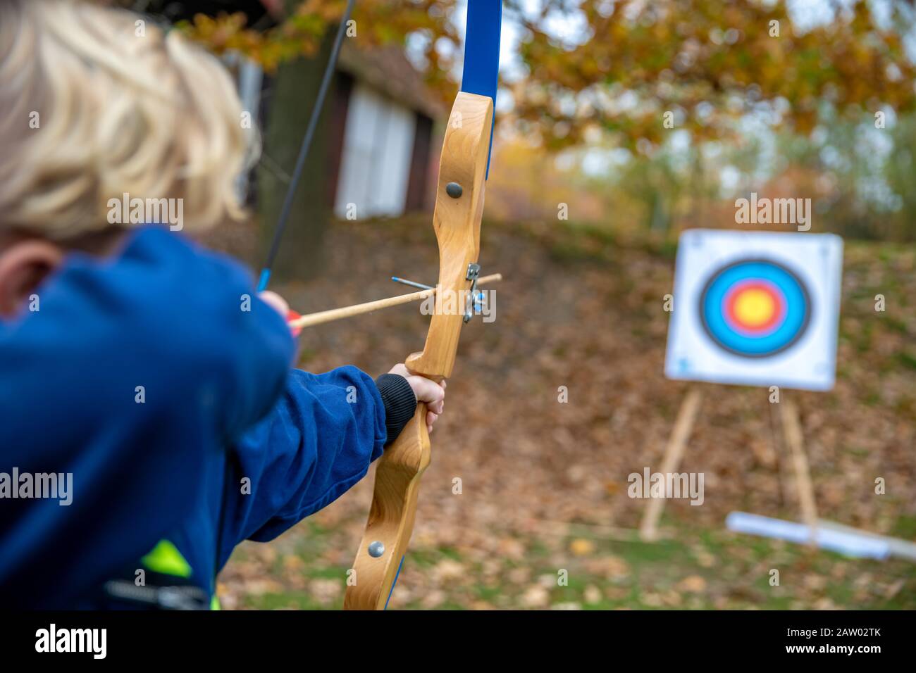 Les enfants ont tiré sur la cible lors d'un concours de tir à l'arc dans la forêt Banque D'Images