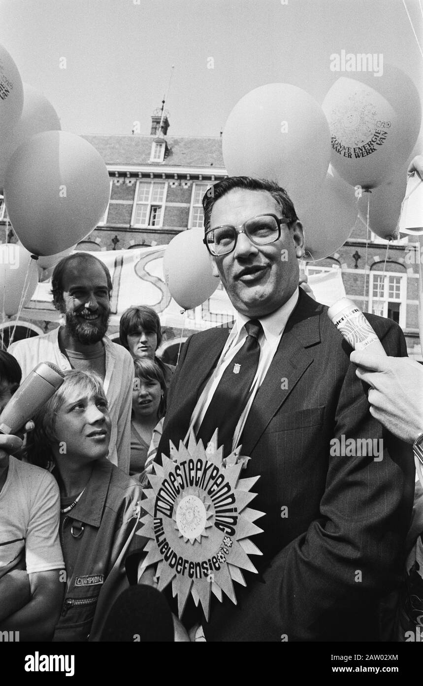 Le ministre Aardenne (Affaires économiques) obtient la médaille de soleil de la Fondation Friends of the Earth, pour plus d'attention aux ministres de l'énergie solaire, médailles, solaire, Aardenne, Gijs van Date: 21 juin 1979 mots clés: Ministres, médailles, personne solaire Nom: Aardenne, Gijs van Banque D'Images