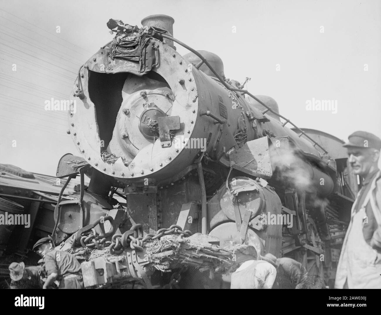 Moteur détruit après un accident ferroviaire dans lequel le White Mountain Express s'est écrasé par deux voitures du Bar Harbor Express, au nord de New Haven, Connecticut, le 2 septembre 1913 Banque D'Images