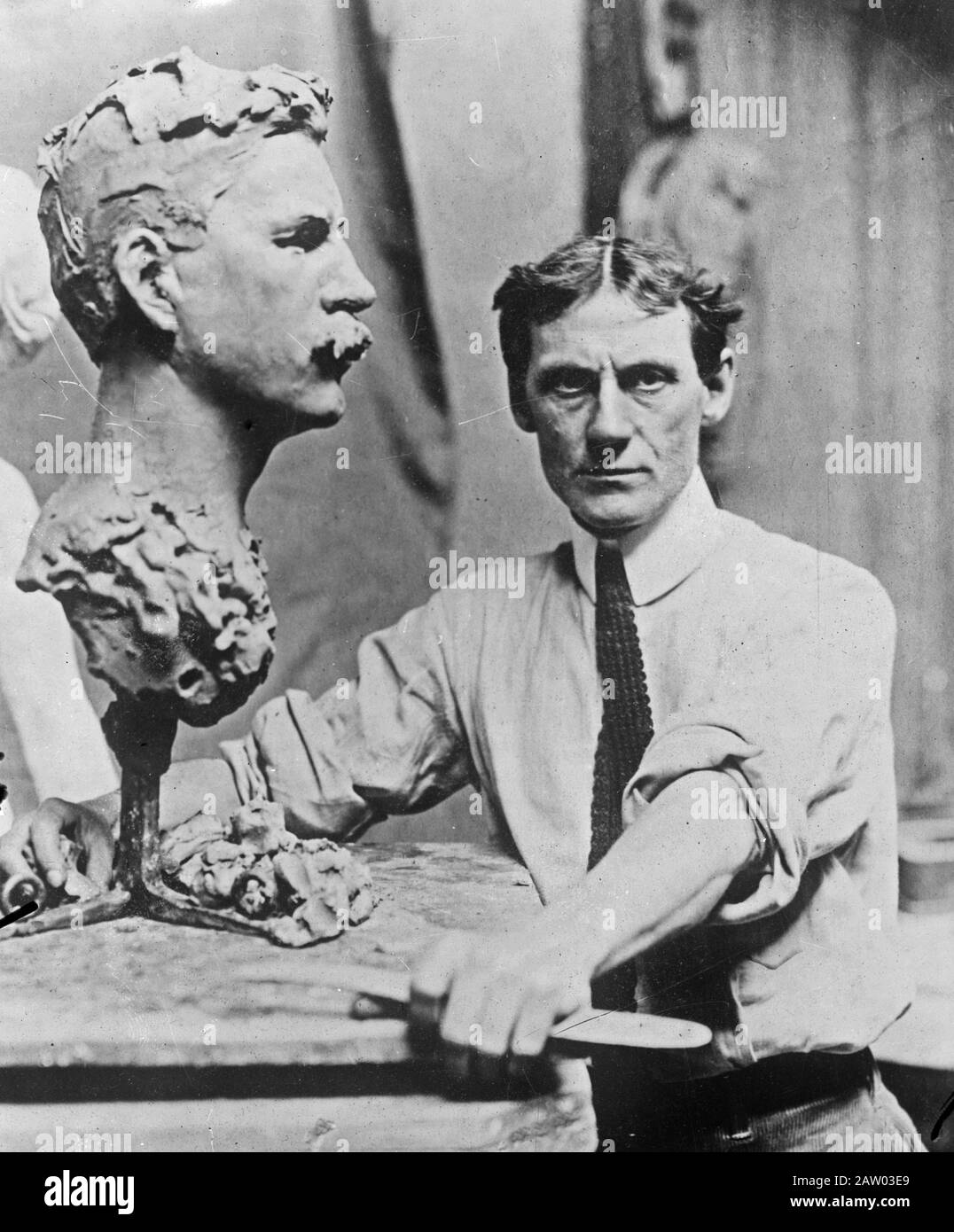 Charles Grafly (1862-1929), un sculpteur de Philadelphie qui a été mandaté pour rendre hommage aux mères pionnières en août 1913. Banque D'Images