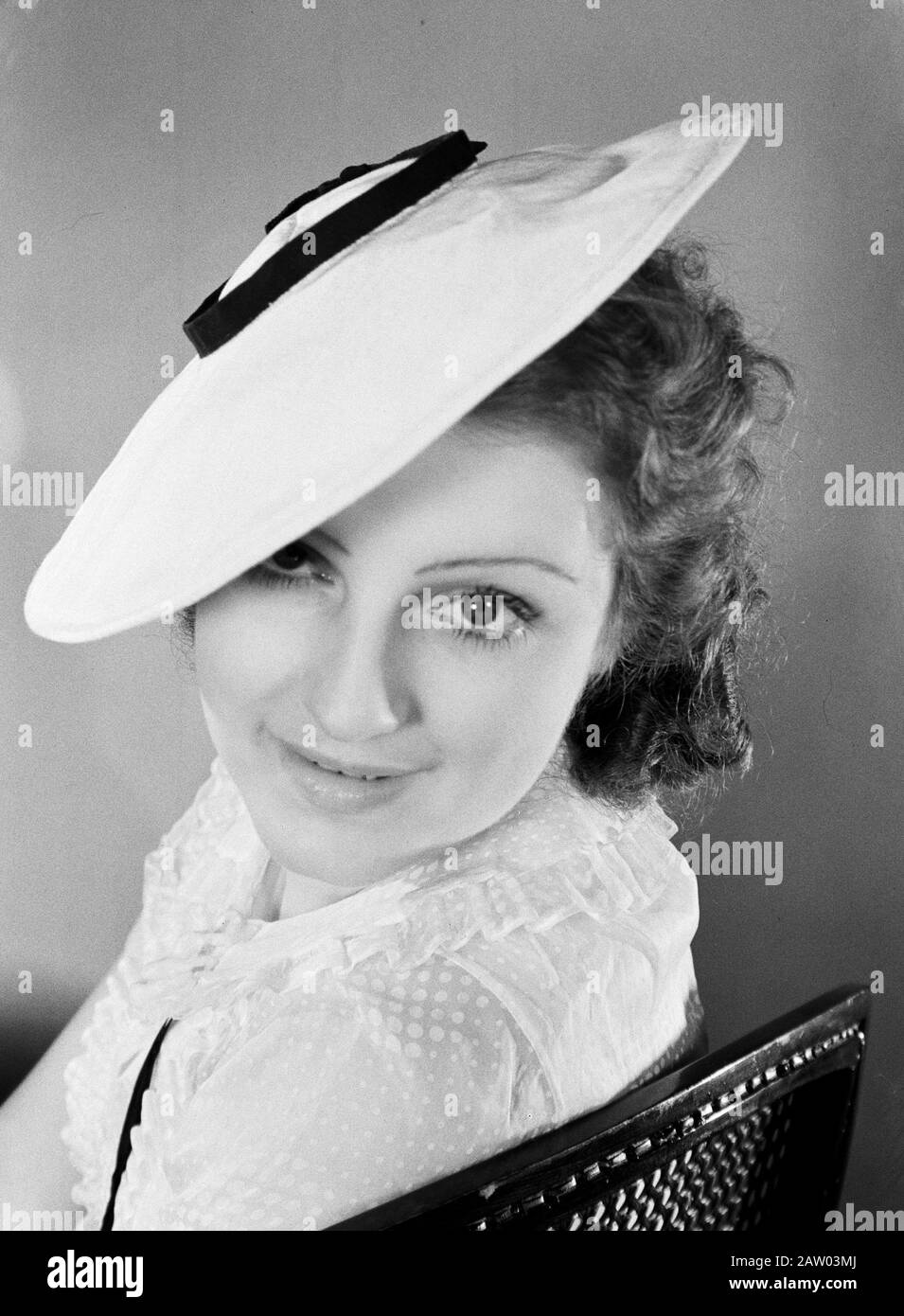Photo de mode Miss France avec chapeaux d'hiver Hélène Sorbier, en juillet  1936 - avec chapeau blanc Annotation: Terme de carte pas clair Date: 1  juillet 1936 lieu: France, Paris mots clés: