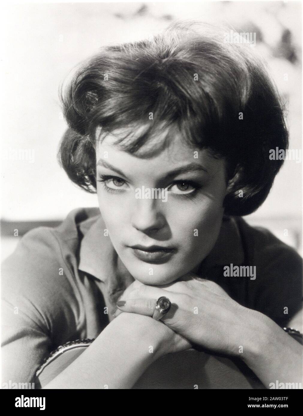 1957 , FRANCE: L'actrice autrichienne ROMY SCHNEIDER ( née Rosemarie 1938 - 1982 ), pubblicity STILL . - ATTRICE - anello - anneau - mains mani - Banque D'Images