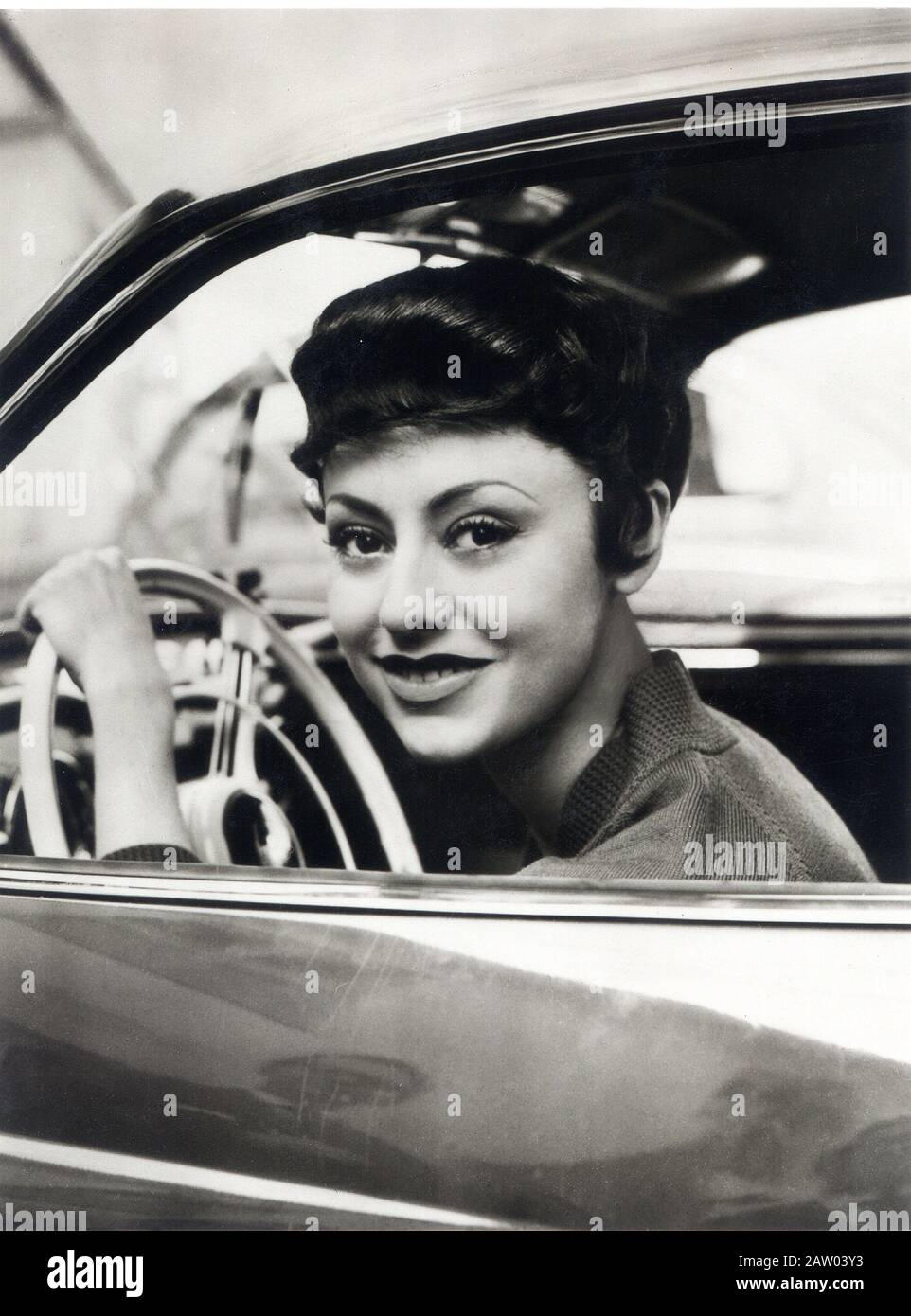 La chanteuse et actrice allemande CATERINA VALENTE , née à Paris le 16 janvier 1931 de parents italiens , dans le film français CASINO DE PARIS ( 1957 ) Banque D'Images