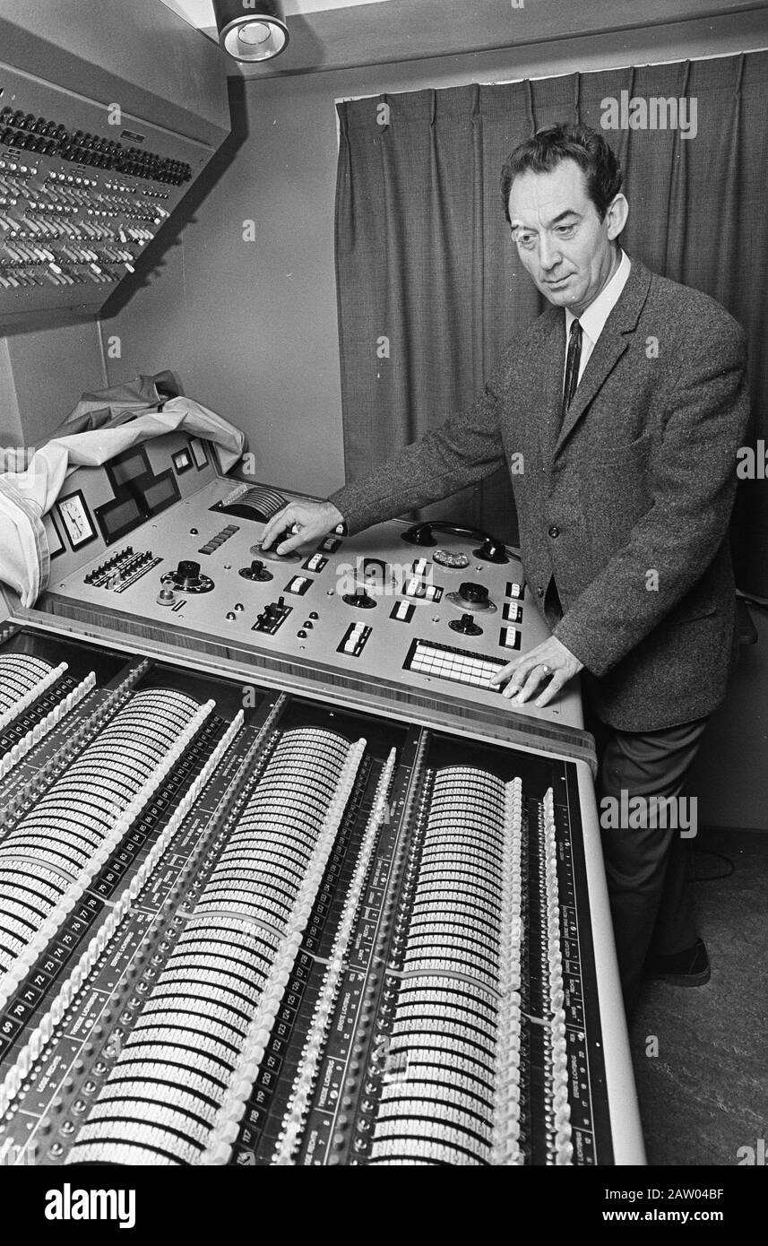 Théâtre De Modernisation. M. Severijnse dans son orgue de lumière Date : 23 novembre 1967 mots clés : théâtres de la ville Banque D'Images