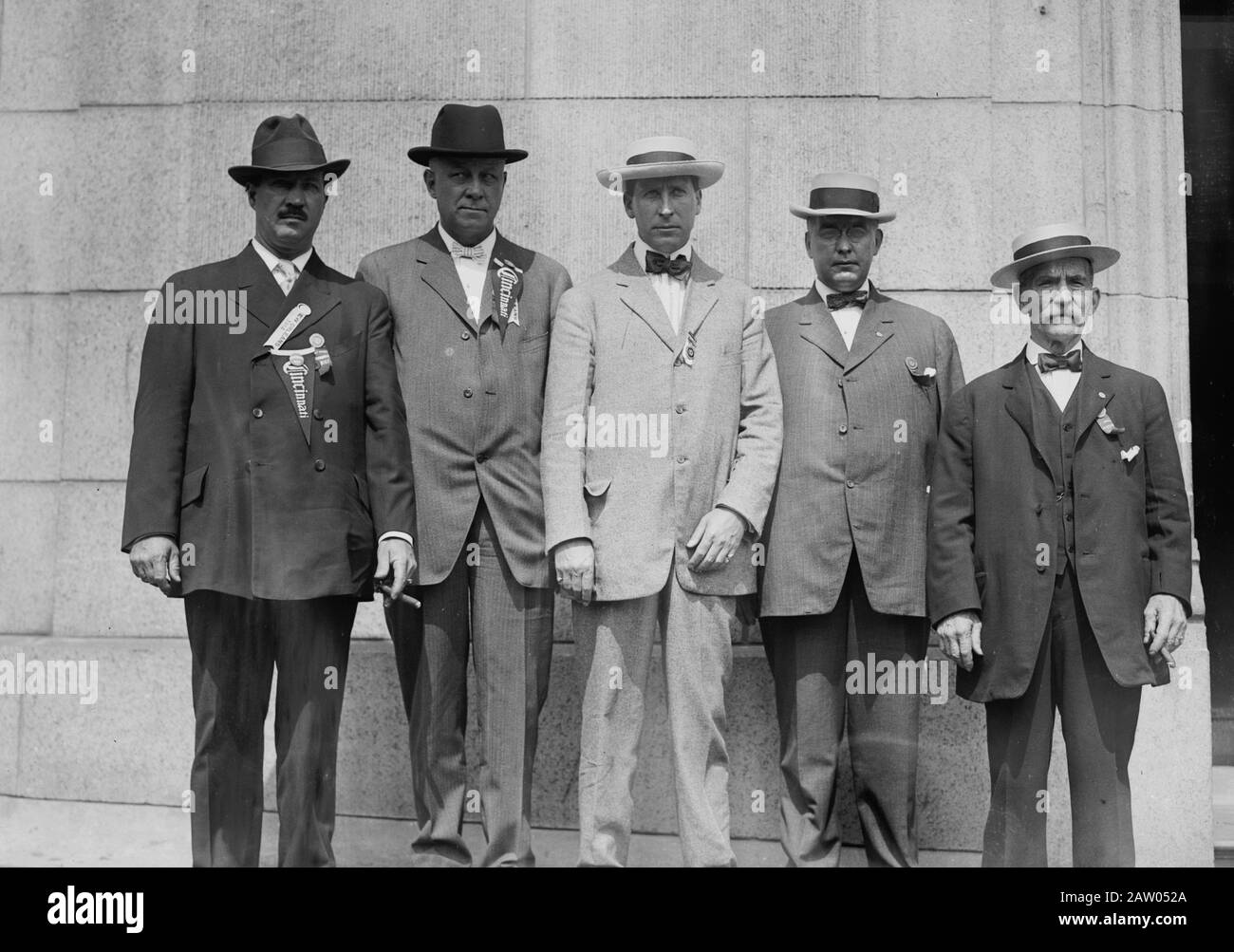 Photo montre Sam B. Boyd, chef du département des incendies de Knoxville, Henry C. Bunker, chef du département des incendies de Cincinnati (1912-1916), George Washington Olvany, commissaire adjoint aux incendies de New York City et George Kelly, pompier de Bismark. Banque D'Images