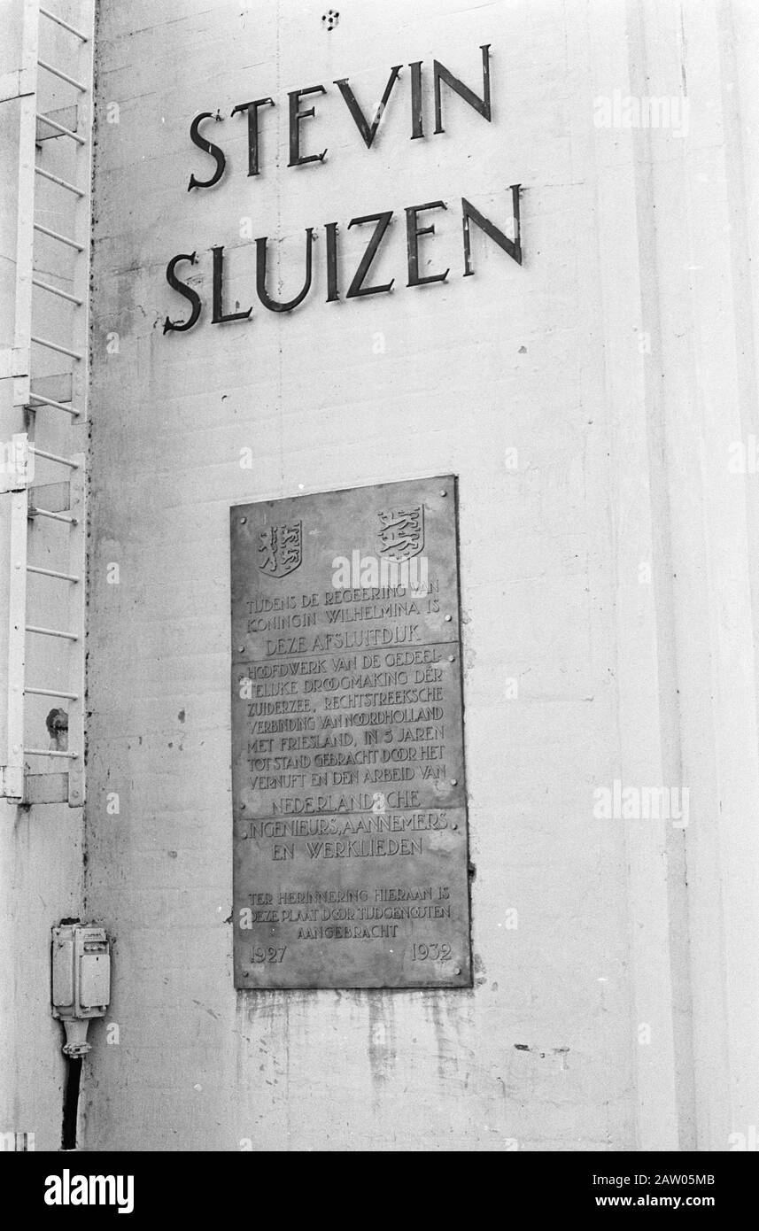 Monuments sur le monument du Dam aux écluses de Stevin Annotation: Plaquette avec le texte: Pendant le règne de la reine Wilhelmina, le barrage principal travail du drainage partiel de la Zuiderzee, rechtstreek cal connexion nord-Holland avec Frei Lang, accompli en cinq ans par l'ingéniosité et le travail des ingénieurs, des entrepreneurs et des travailleurs néerlandais. Pour rappel, cette plaque est montée par des cotemporaires. 1927. 1932 Date : 20 octobre 1966 lieu : Dam mots clés : monuments, eau Banque D'Images