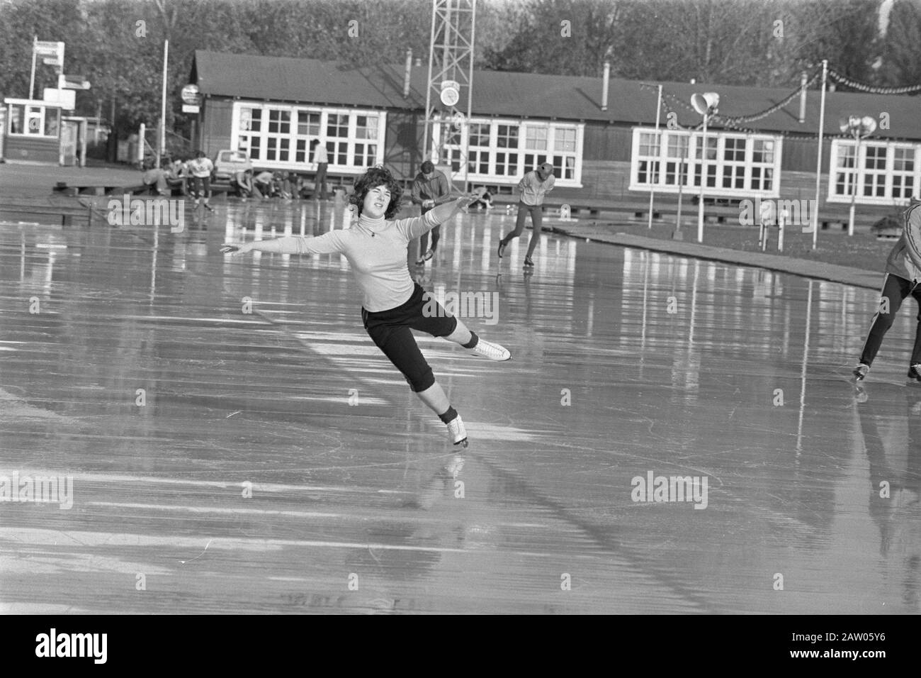 Beau jour d'automne; légèrement vêtu de patinage féminin sur Jaap Eden Baan à Amsterdam Date: 24 octobre 1977 lieu: Amsterdam, Noord-Holland mots clés: Patinage, personne de sport Nom: Eden Jaap Banque D'Images