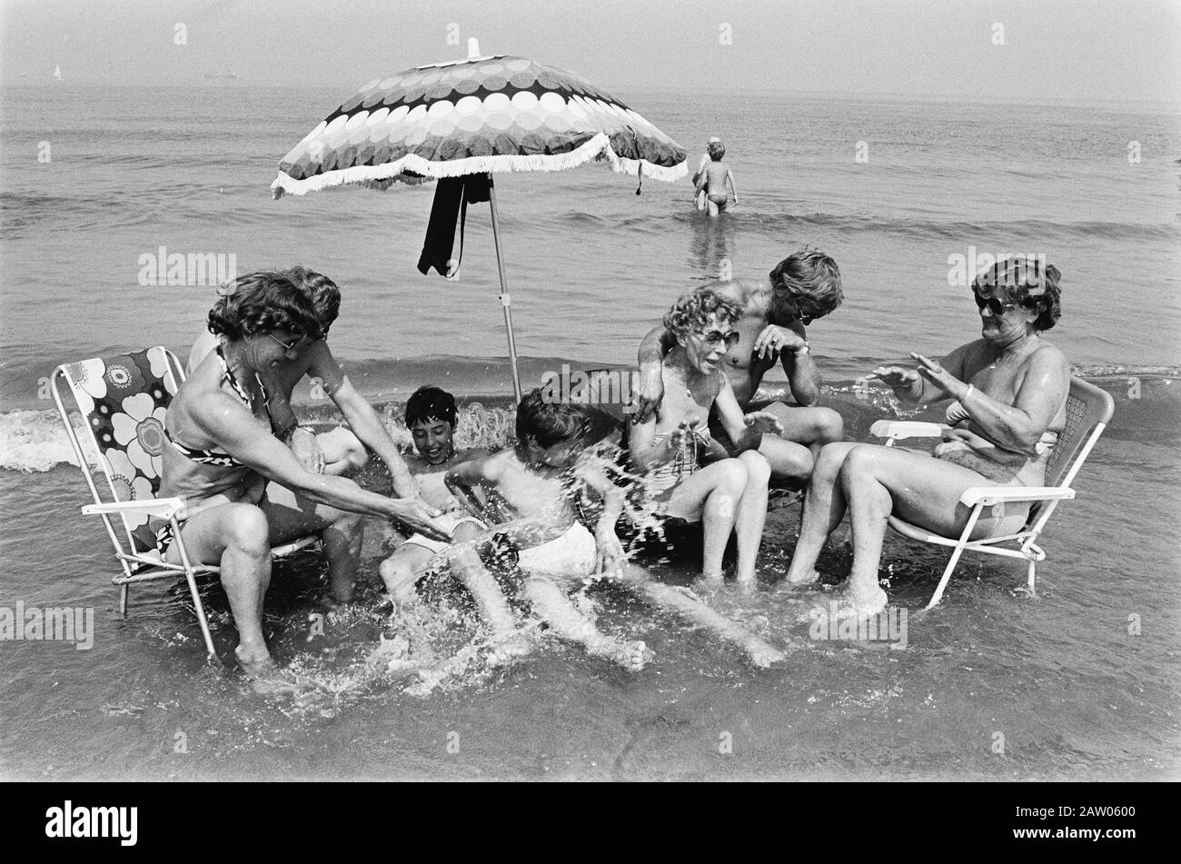 Beau temps, Scheveningen; Personnes avec chaises de plage en mer Date: 5 juin 1982 lieu: Scheveningen, Zuid-Holland mots clés: Chaises de plage, mer Banque D'Images