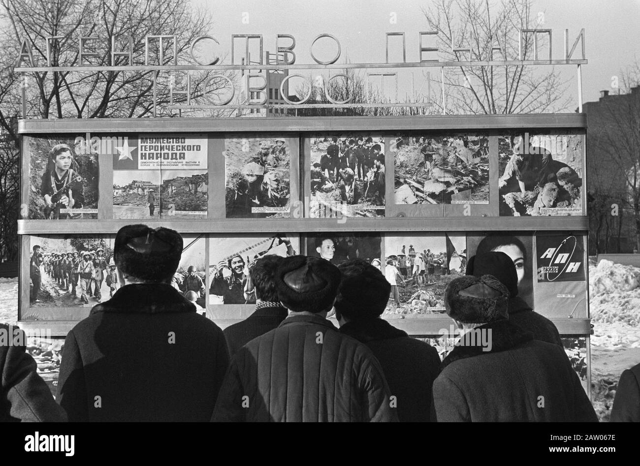 Moscou, no 23 panneaux d'affichage avec photos du Vietnam, no 24, 25 et 26 rues Date : le 27 février 1967 lieu : Moscou, Vietnam mots clés : photos Banque D'Images
