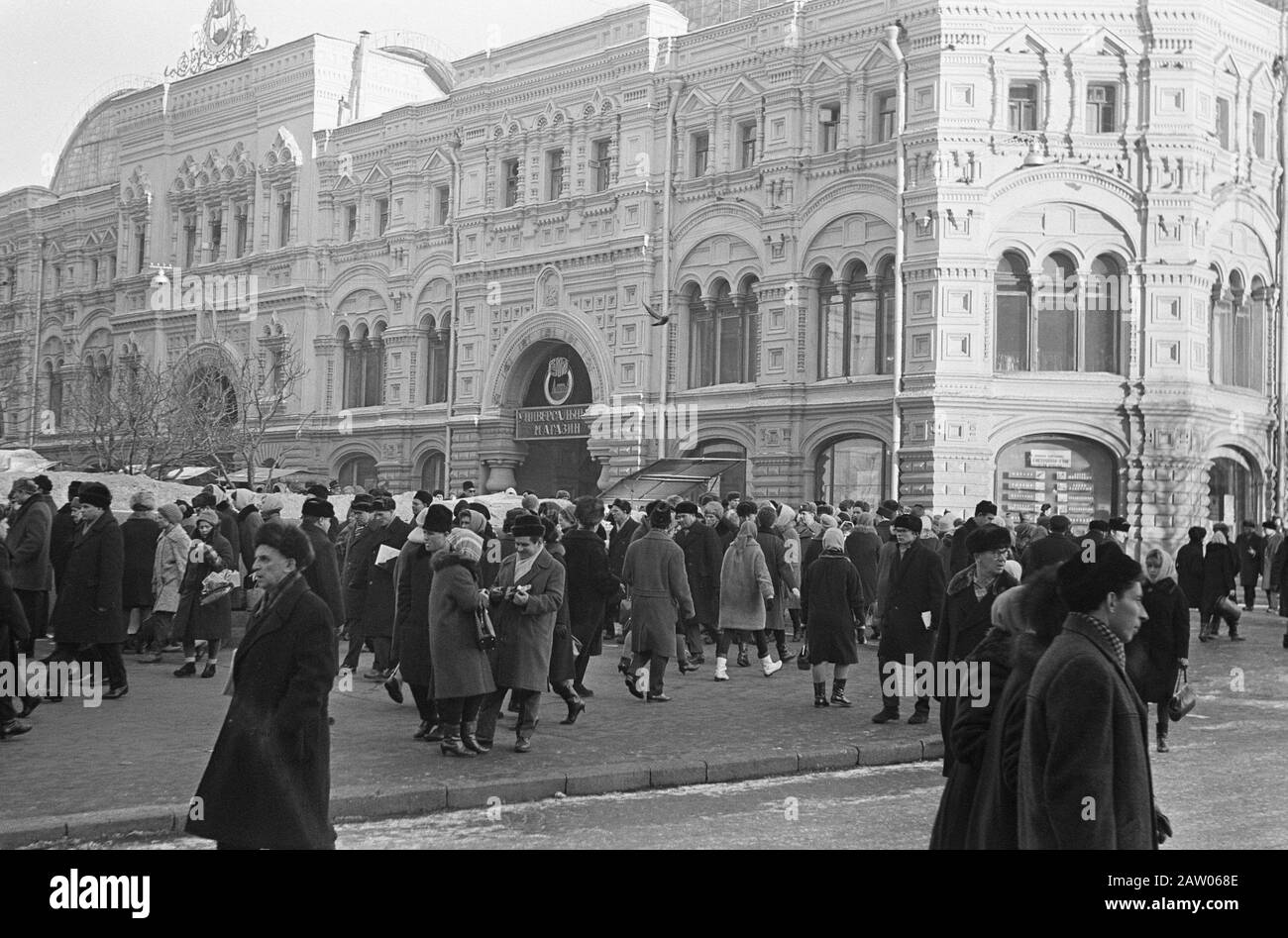 Moscou, No 19 grand magasin Gum, No 20 trafic cop, No 21 rue vide, numéro 22 panneaux avec photos Vietnam Date: 27 février 1967 lieu: Moscou mots clés: Magasins Banque D'Images