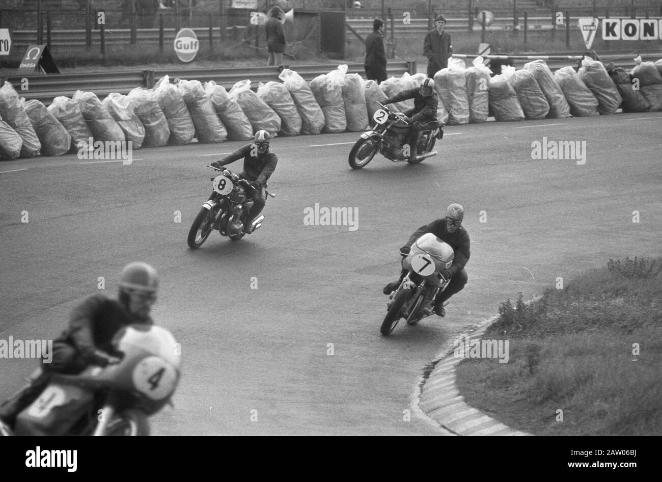 Courses pour moteurs standard au circuit de Zandvoort Motocyclistes en action pendant les courses pour moteurs standard sur le circuit de Zandvoort Date: 2 juillet 1972 lieu: Nord-Holland, Zandvoort mots clés: Circuits, motocyclistes, motocyclettes, sports, courses Banque D'Images
