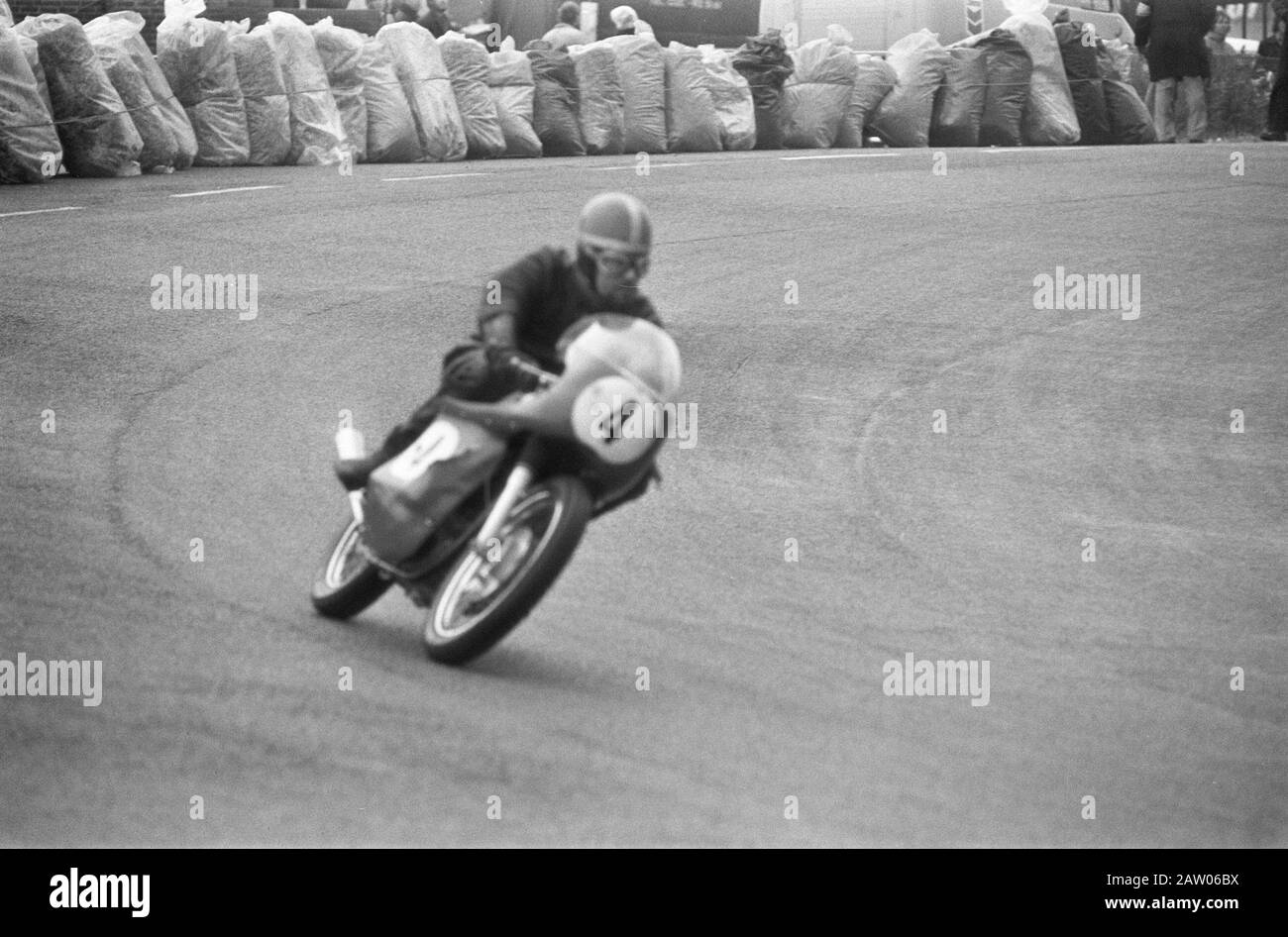 Courses pour moteurs standard au circuit de Zandvoort Motocyclistes en action pendant les courses pour moteurs standard sur le circuit de Zandvoort Date: 2 juillet 1972 lieu: Nord-Holland, Zandvoort mots clés: Circuits, motocyclistes, motocyclettes, sports, courses Banque D'Images