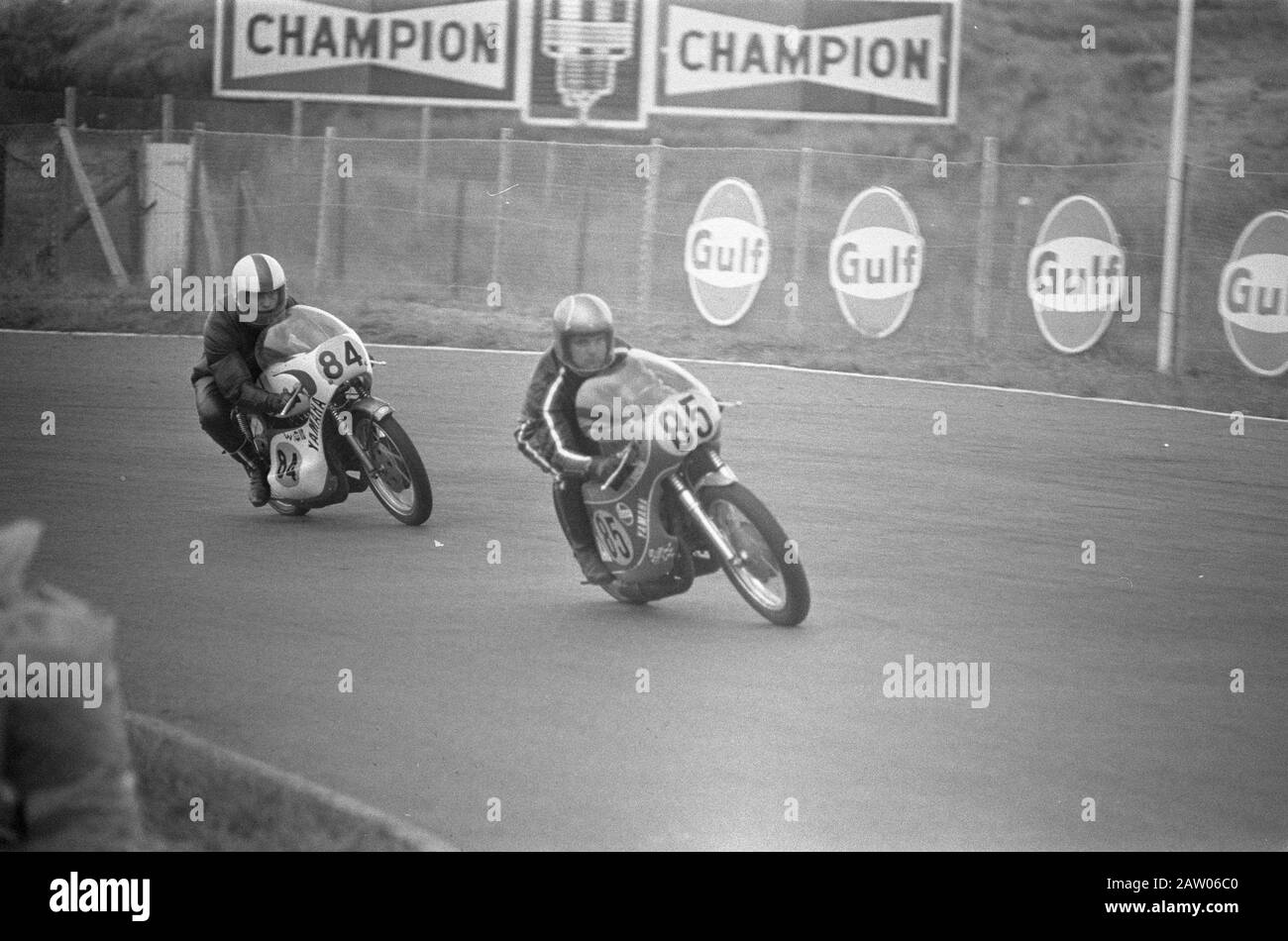 Courses pour moteurs standard au circuit de Zandvoort Motocyclistes en action pendant les courses pour moteurs standard sur le circuit de Zandvoort Date: 2 juillet 1972 lieu: Nord-Holland, Zandvoort mots clés: Circuits, motocyclistes, motocyclettes, sports, courses Banque D'Images