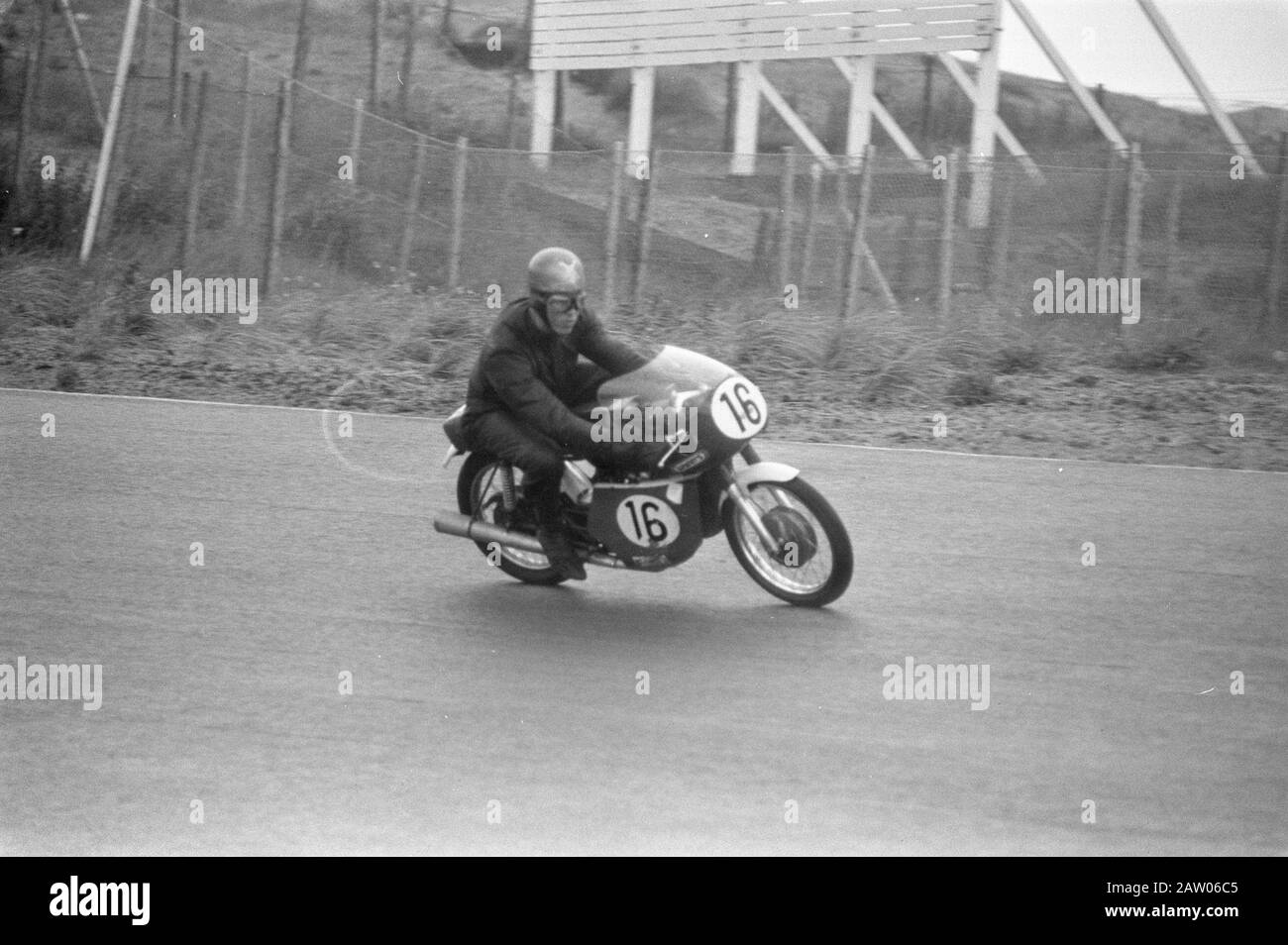 Courses pour moteurs standard à Zandvoort circuit Moto Racer Jan Strijbis en action pendant les courses pour moteurs standard sur le circuit de Zandvoort Date: 2 juillet 1972 lieu: North-Holland, Zandvoort mots clés: Circuits, drivers de moteur, motocyclettes, sports automobiles, courses Nom De La Personne: Strijbis, Jan Banque D'Images