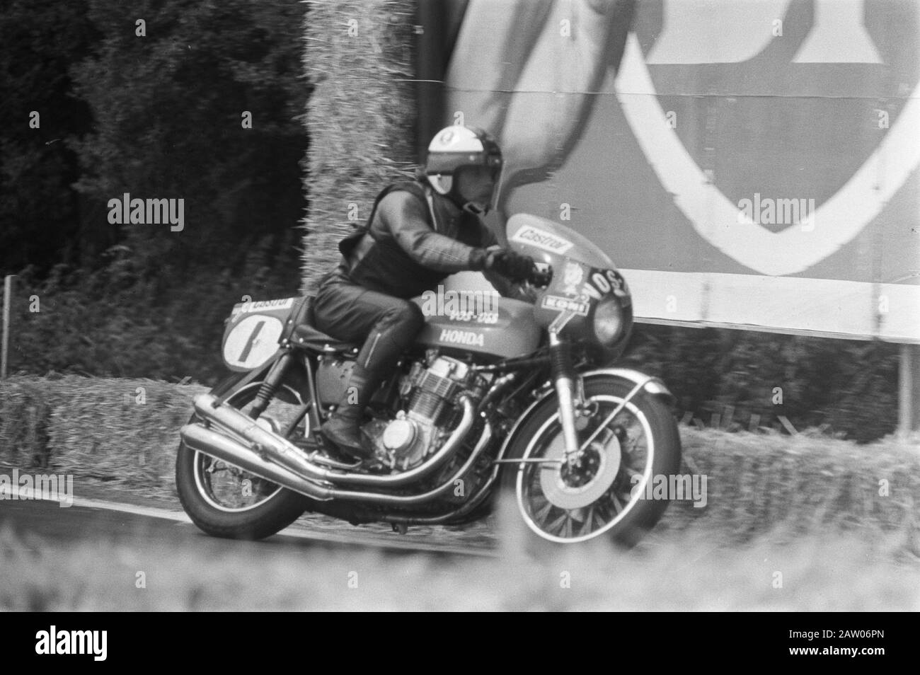 Course de vingt-quatre heures pour les motocyclettes sur le circuit de Maashaven à Oss, Brabant Motorcycliste A. van Schijndel en action Date: 17 juin 1972 lieu: Brabant, Oss mots clés: Circuits, sports automobiles, course Nom: Schijndel, A. Banque D'Images