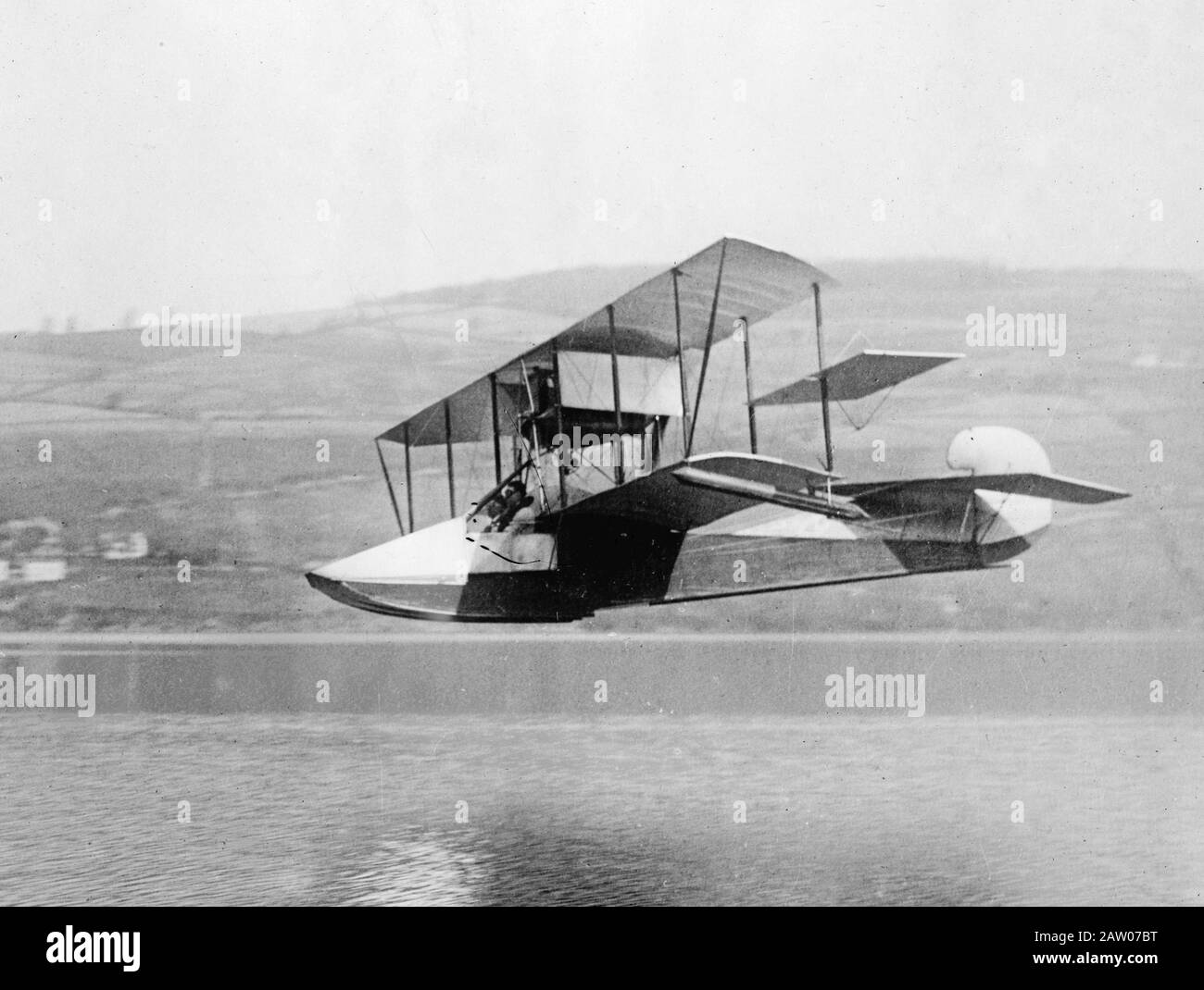 Curtiss Flying Boat de Marshall E. Reid en vol vers. 1910-1915 Banque D'Images
