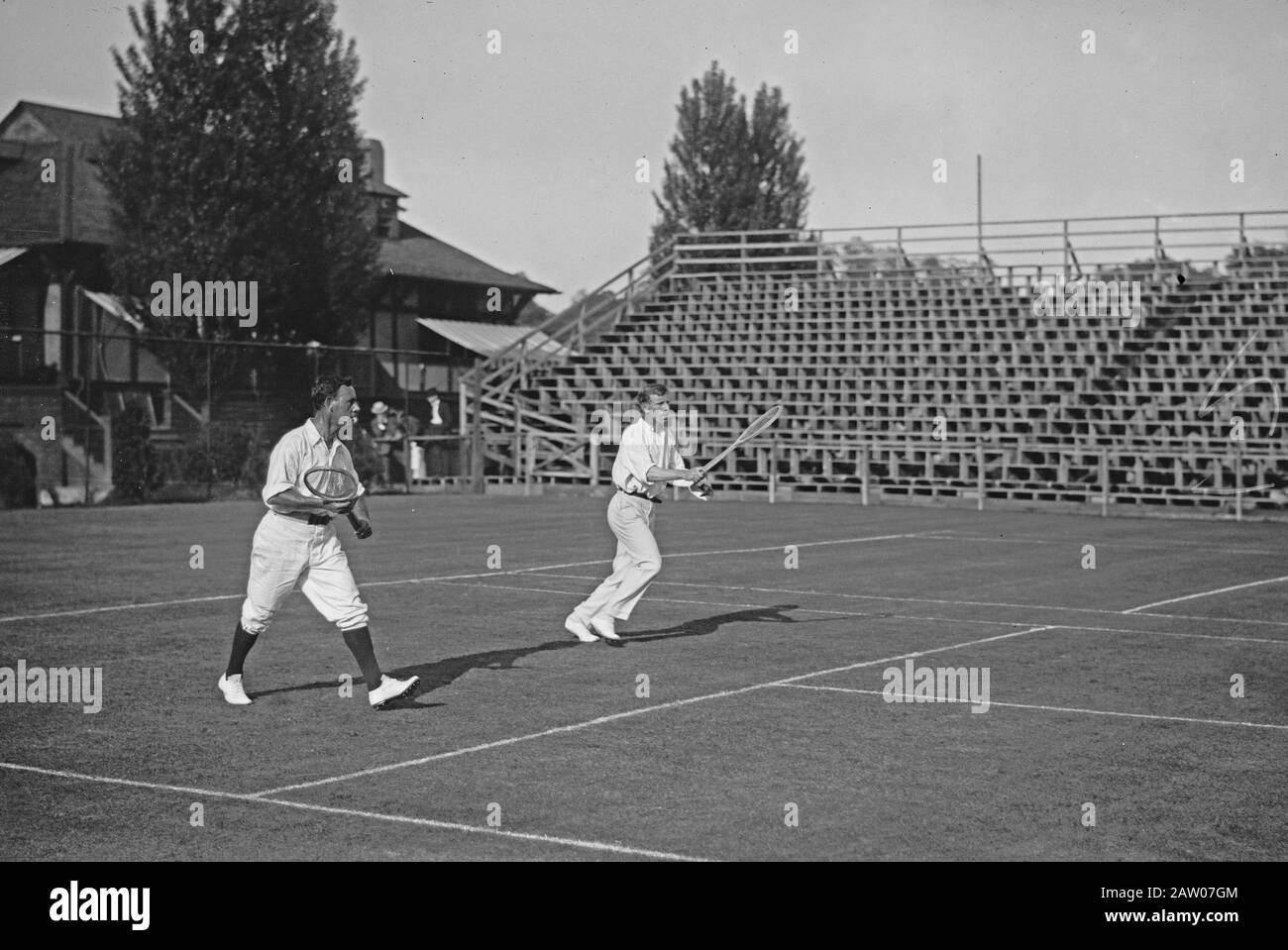 Les joueurs de tennis australiens Horace M. Rice et le capitaine Stanley N. Doust pratiquent pour la compétition de la coupe Davis de 1913, West Side tennis Club, New York City Banque D'Images