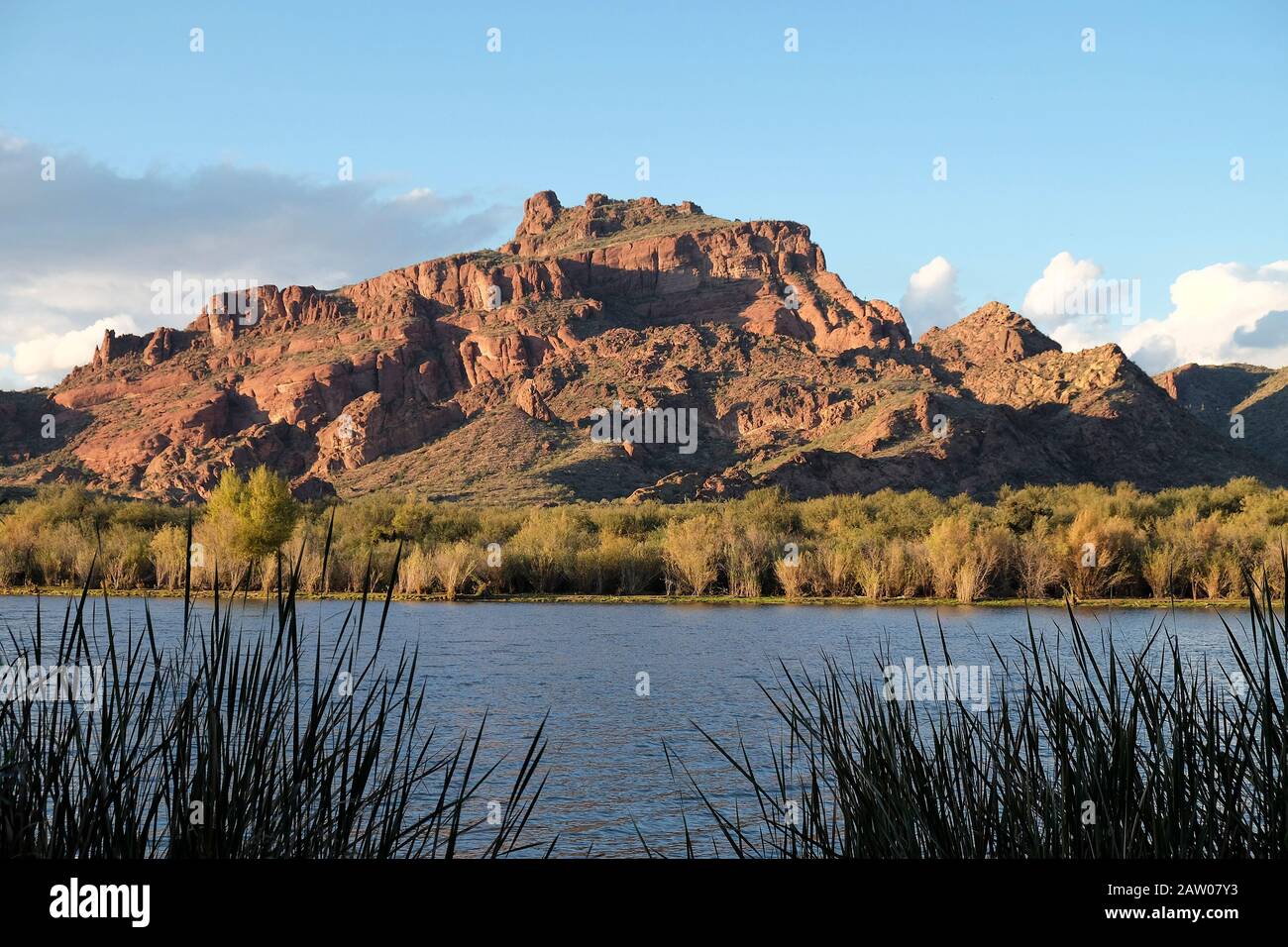 Paysage pittoresque de la montagne Rouge accidentée (Mont McDowell), situé sur la rivière Salt au nord de Mesa, Arizona. Banque D'Images