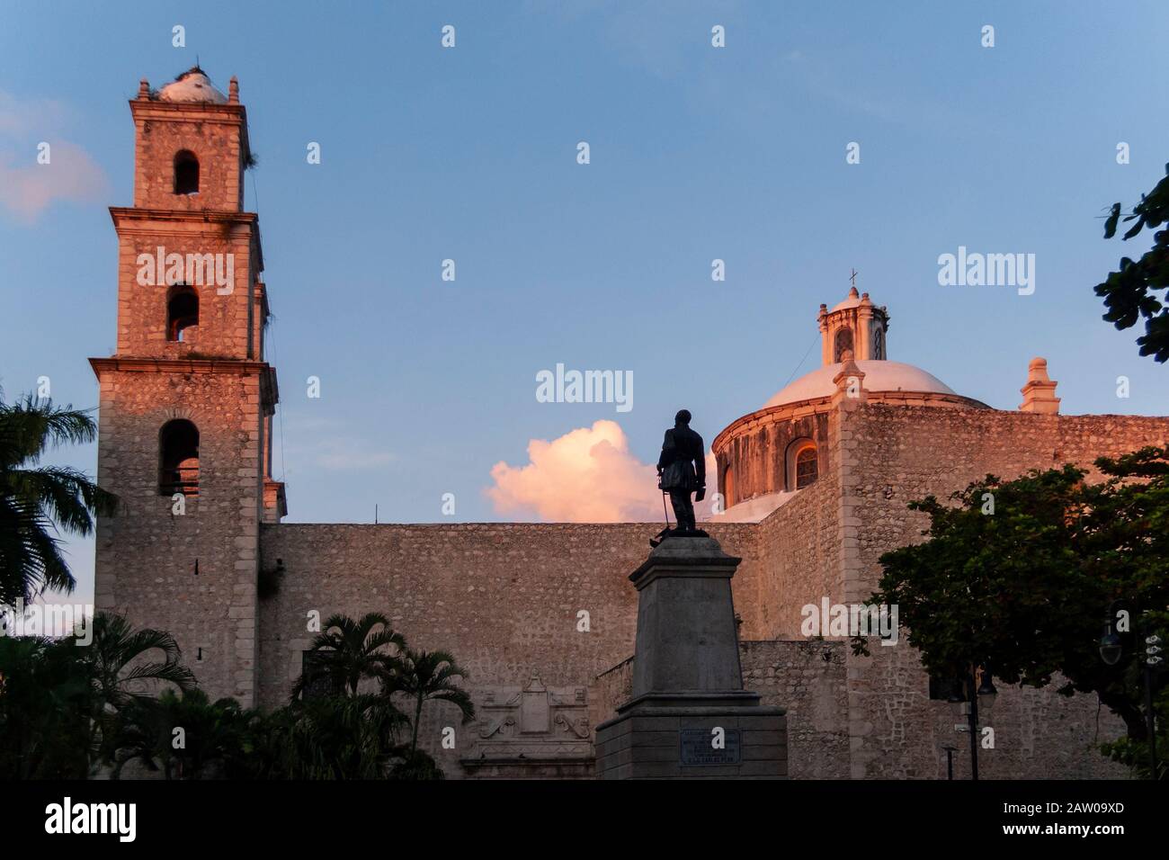 Le soleil se couche sur le presbytère Jésus du troisième ordre à Merida, Yucatan, Mexique. Banque D'Images