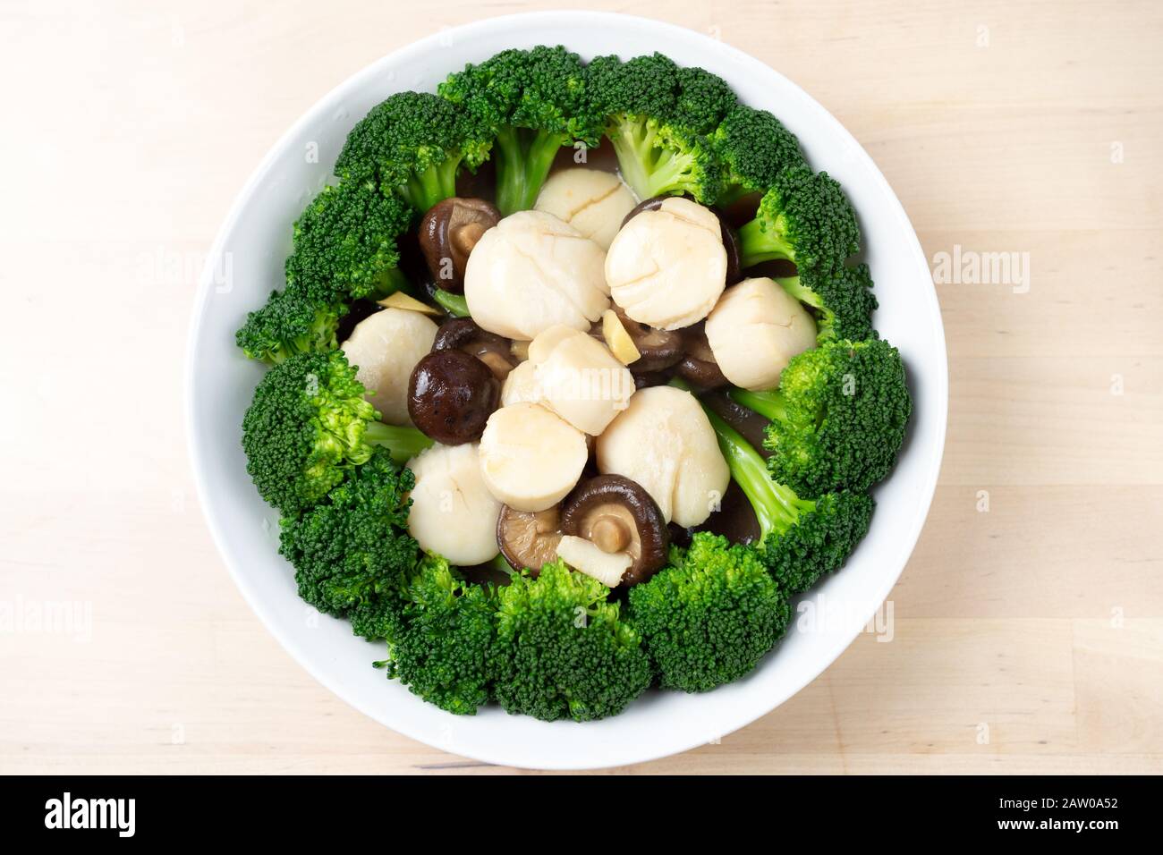 Mélangez les pétoncles frais frits avec le brocoli et les champignons Banque D'Images