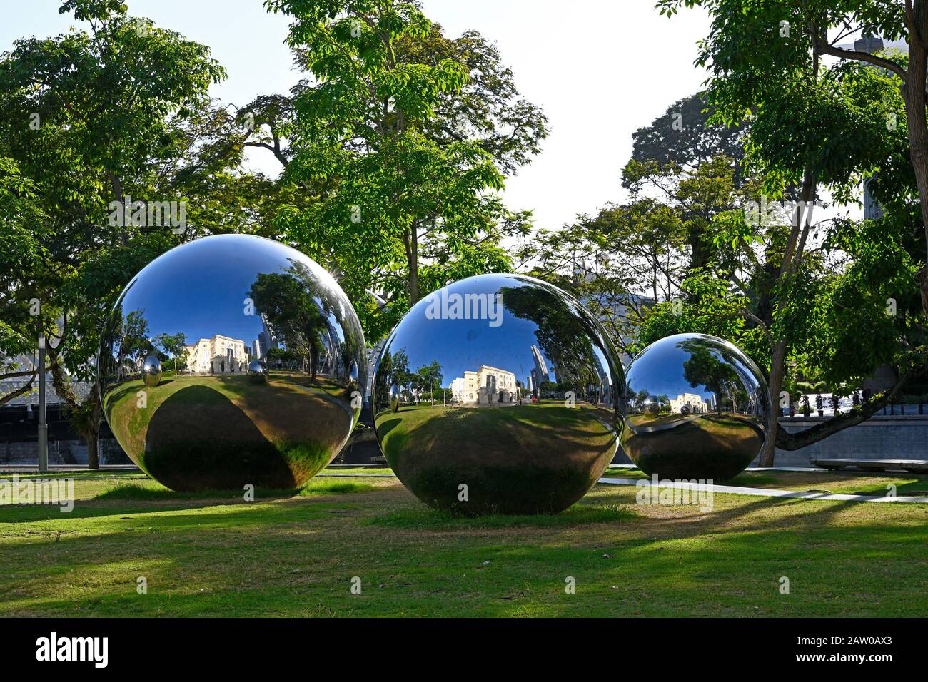 singapour, singapour - 2020.01.25: le musée des civilisations asiatiques (bâtiment empress place) reflété par la sculpture de boules de miroir par baet yeok kuan Banque D'Images