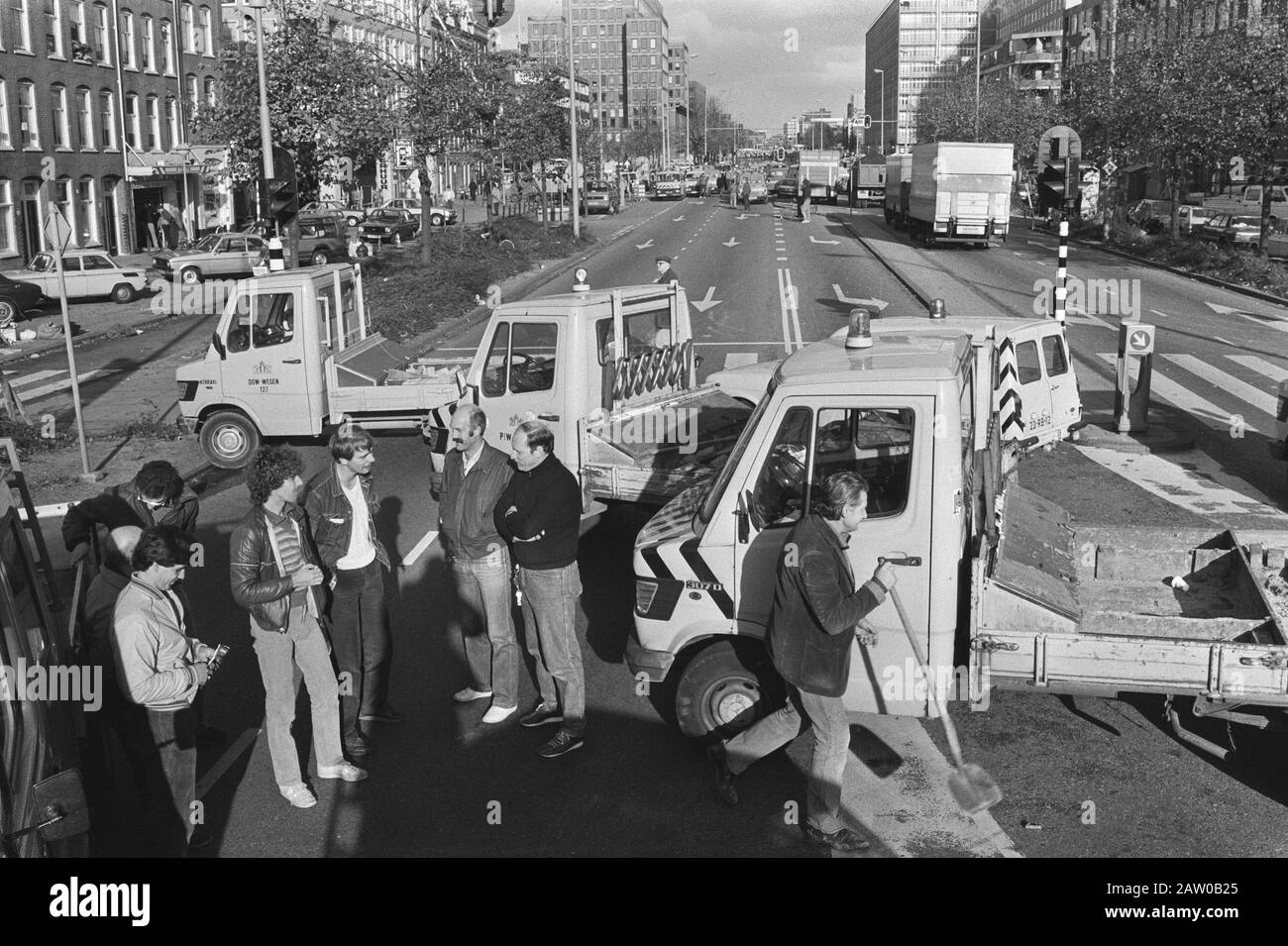 Les travailleurs municipaux bloquent la Wibautstraat à Amsterdam en protestant contre les réductions de salaires Date: 28 octobre 1983 lieu: Amsterdam, Noord-Holland mots clés: Fonctionnaires, voitures, réductions, blocages, salaires et prix Banque D'Images