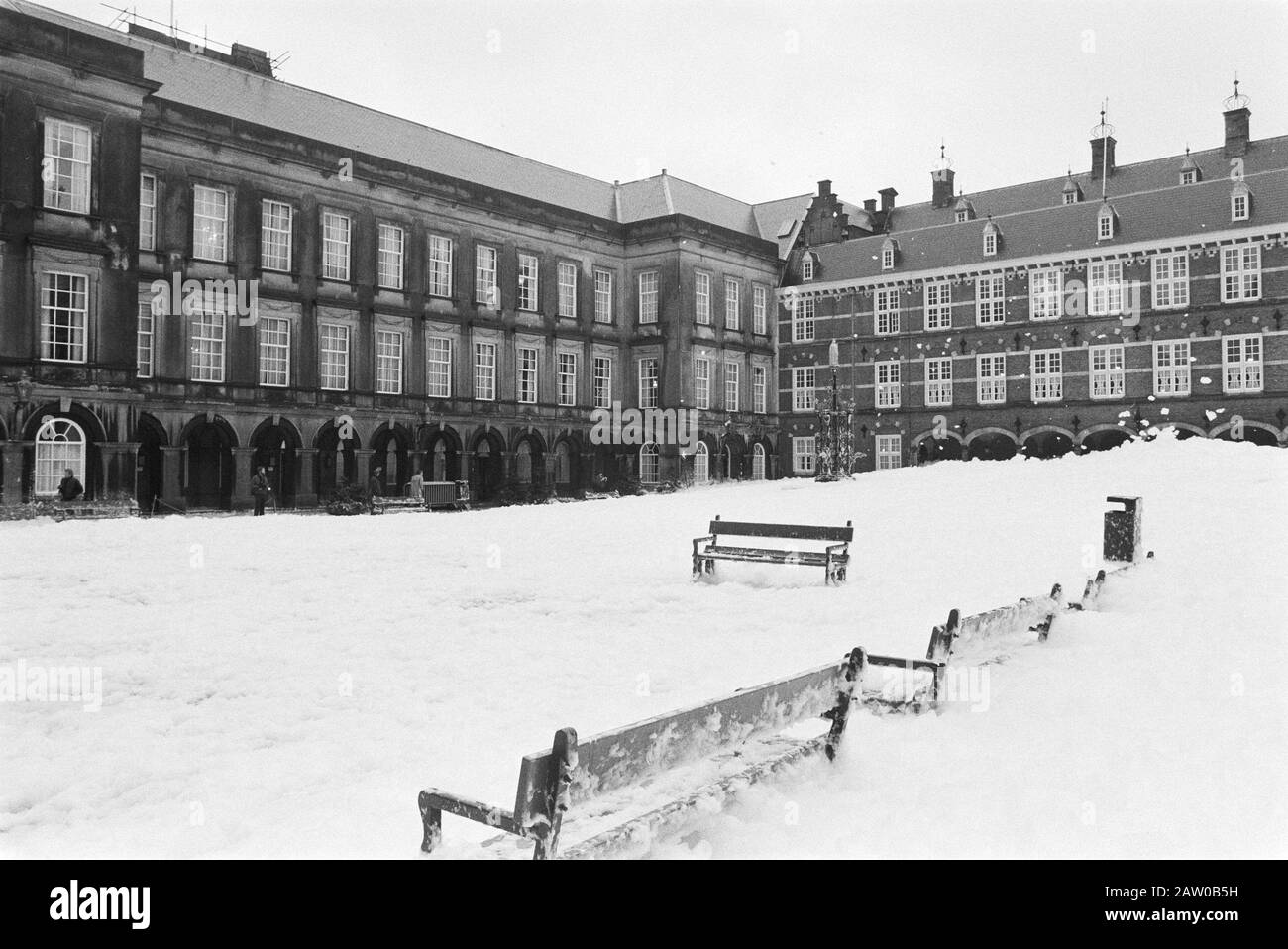 Les pompiers ont Amsterdam à la Haye Binnenhof recouvert d'une couche épaisse de mousse pour protester contre le 3.5 Date: 15 novembre 1983 lieu: Courtyard, La Haye, South Holland mots clés: Actions, officiers, pompiers, salaire et prix Banque D'Images